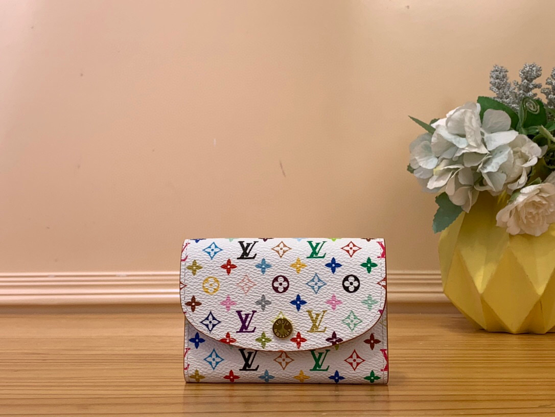 NO:551352,Top Original [LV x TM Rosalie Coin urse] m13399 White Color (Three Colors - Takashi Murakami) The Rosalie Ms Coin Purse is an elegant everyday essential with a compact design that features a rounded front secured with a gold snap closure. Part of the re-edition Louis Vuitton x Murakami collection, it is made from Monogram coated canvas inspired by the Japanese artist's signature style. The inside features a zippered coin pocket decorated with coordinating colorful monogram pulls. Size 11  x 8 x 2.5 cm 1712025,,louis vuitton,louis vuitton,wallets19860909顶级原单【LV x TM Rosalie Coin urse】 m13399 白彩（三彩-村上隆） Rosalie Ms零钱包是一款优雅的日常必需品,设计紧凑,其特点是圆形前襟,并用金色卡扣扣固定.作为路易威登x村上系列重版的一部分,它由Monogram涂层帆布制成,灵感来自日本艺术家的标志性风格.内侧配有一个拉链硬币口袋,饰有协调的彩色字母组合拉手. 尺寸11 x 8 x 2.5厘米 1712025,,louis vuitton,louis vuitton,wallets,Bag