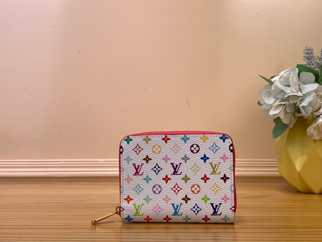 NO:551332,Top original item [LV x TM Ziy Coin urse] m13409 Black Color (Three Colors - Takashi Murakami) As part of the Louis Vuitton x Murakami collection reissues, the timeless Ziy Ms coin purse is practical yet playful, elevated for this season. It is made from Monogram coated canvas in cheerful rainbow tones that match the Japanese artist's signature pop palette. The interior is secured with a silver zipper and is divided into compartments for coins, banknotes and cards.  Dimensions 11 x 8.5 x 2 cm 1912025,,louis vuitton,louis vuitton,wallets19860909顶级原单【LV x TM Ziy Coin urse】 m13409 黑彩（三彩-村上隆） 作为路易威登x村上系列重版的一部分,永恒的Ziy Ms零钱包实用而俏皮,为本季进行了提升.它由Monogram涂层帆布制成,具有欢快的彩虹色调,与这位日本艺术家标志性的流行调色板相得同.内部用银色拉链固定,分为硬币、钞票和卡片的多个隔间. 尺寸11 x 8.5 x 2厘米 1912025,,louis vuitton,louis vuitton,wallets,Bag