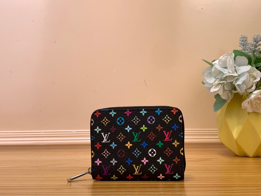NO:551358,Top Original [LV x TM Ziy Coin urse] m13409 Black Color (Three Colors - Takashi Murakami) As part of the Louis Vuitton x Murakami collection reissues, the timeless Ziy Ms coin purse is practical and playful, elevated for this season. It is made from Monogram coated canvas in cheerful rainbow tones that match the Japanese artist's signature pop palette. The interior is secured with a silver zipper and is divided into compartments for coins, banknotes and cards.  Dimensions 11 x 8.5 x 2 cm 1912025,,louis vuitton,louis vuitton,wallets19860909顶级原单【【LV x TM Ziy Coin urse】 m13409 黑彩（三彩-村上隆） 作为路易威登x村上系列重版的一部分,永恒的Ziy Ms零钱包实用而俏皮,为本季进行了提升.它由Monogram涂层帆布制成,具有欢快的彩虹色调,与这位日本艺术家标志性的流行调色板相得同.内部用银色拉链固定,分为硬币、钞票和卡片的多个隔间. 尺寸11 x 8.5 x 2厘米 1912025,,louis vuitton,louis vuitton,wallets,Bag