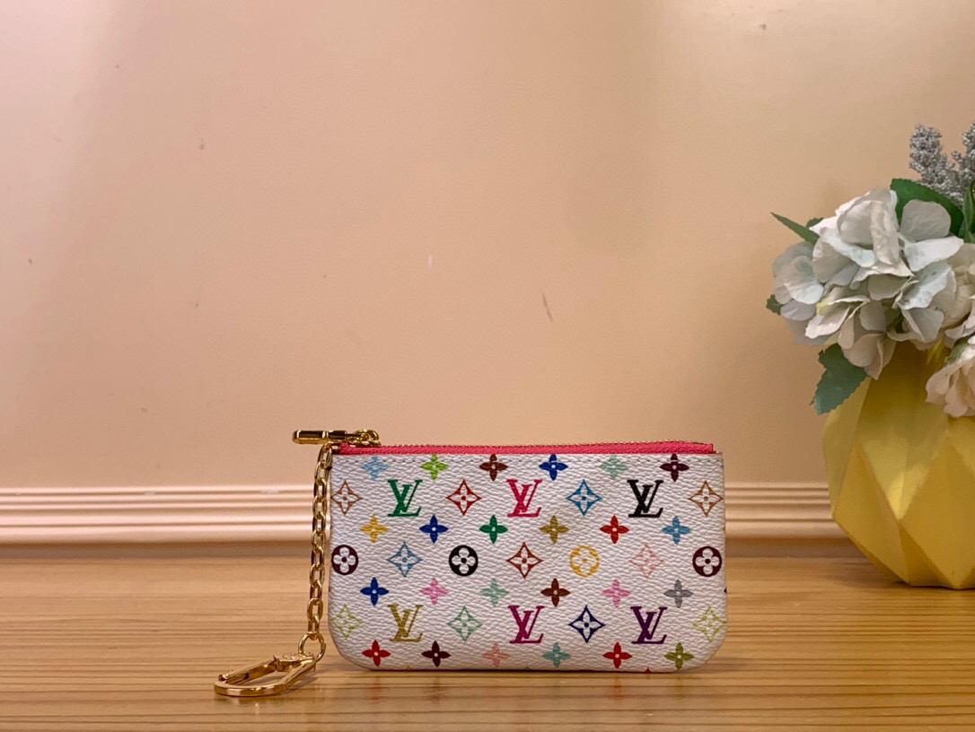 NO:551335,Top Original [LV x TM Key ouch] m13664 Black Color (Three Colors - Takashi Murakami) This reissued key pouch from the Louis Vuitton x Murakami collection is made from coated canvas. The vibrant signature print twists House Ms’s signature Monogram pattern with the Japanese artist’s rainbow palette. It is secured with a silver zipper and includes a chain with a hook to keep keys secure. Dimensions 12 x 7 x 1.5 cm  1812026,,louis vuitton,louis vuitton19860909顶级原单【LV x TM Key ouch】 m13664 黑彩（三彩-村上隆） 这款来自路易威登x村上系列再版的钥匙袋由涂层帆布制成.充满活力的签名印花用日本艺术家的彩虹调色板扭曲了House Ms的标志性Monogram图案.它用银色拉链固定,并包含一条带钩子的链条,以保持钥匙的安全. 尺寸12 x 7 x 1.5厘米 1812026,,louis vuitton,louis vuitton,Bag