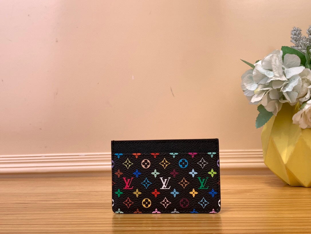 NO:551344,Top Original [LV x TM Card Holder] m13403 White (Three Colors - Takashi Murakami) As part of the Louis Vuitton x Murakami collaboration reissue, this classic card holder gets a new look with a playful rainbow color palette. Made of coated canvas, the iconic Monogram Ms is elevated in the Japanese artist's signature pop palette, topped with bright pink glitter. The inside is sized for larger cards and receipts, while the outside features two classic card slots.  Dimensions 11 x 7 x 0.5 cm 1512026,,louis vuitton,louis vuitton19860909顶级原单【LV x TM Card Holder】 m13403 白彩（三彩-村上隆） 作为路易威登x村上合作重版的一部分,这款经典的卡夹焕然一新,带有俏皮的彩虹调色板.标志性的Monogram Ms由涂层帆布制成,在日本艺术家的标志性流行调色板中得到了提升,顶部点缀着明亮的粉红色闪光.内侧的尺寸适合较大的卡片和收据,而外部则配有两个经典的卡槽. 尺寸11 x 7 x 0.5厘米 1512026,,louis vuitton,louis vuitton,Bag