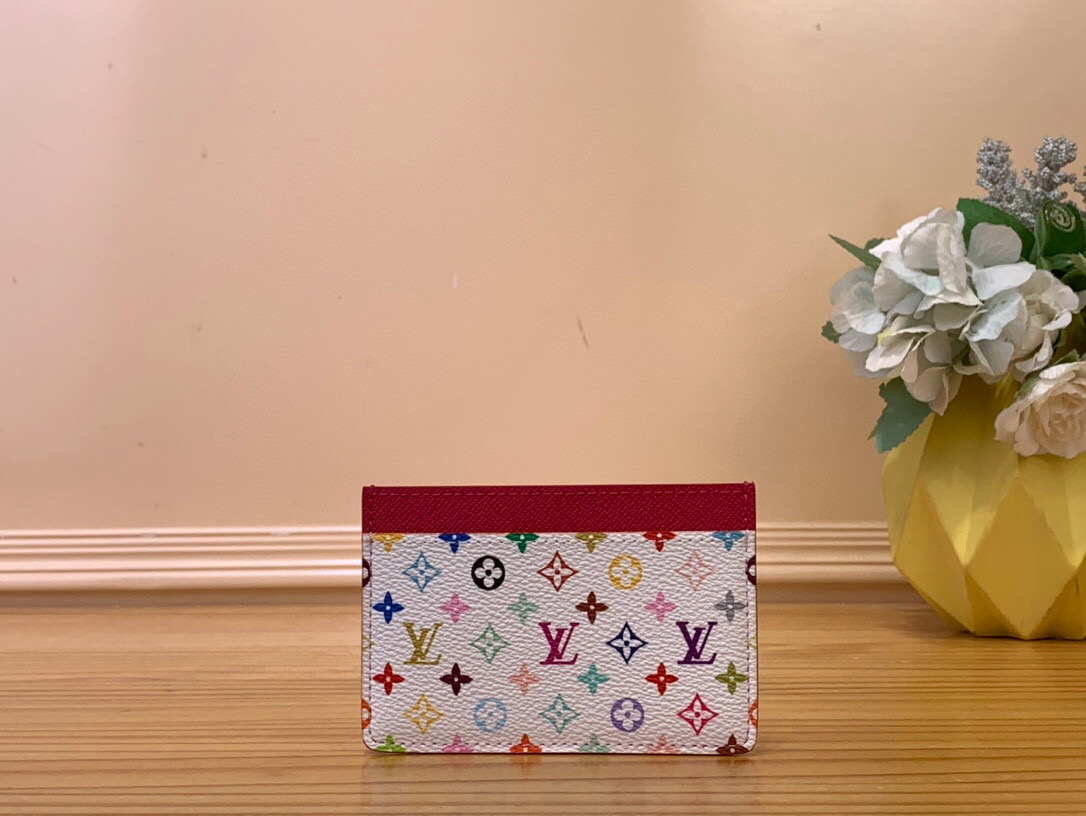 NO:551341,Top Original [LV x TM Card Holder] m13403 White (Three Colors - Takashi Murakami) As part of the Louis Vuitton x Murakami collaboration reissue, this classic card holder gets a new look with a playful rainbow color palette. Made of coated canvas, the iconic Monogram Ms is elevated in the Japanese artist's signature pop palette, topped with bright pink glitter. The inside is sized for larger cards and receipts, while the outside features two classic card slots.  Dimensions 11 x 7 x 0.5 cm 1512025,,louis vuitton,louis vuitton19860909顶级原单【LV x TM Card Holder】 m13403 白彩（三彩-村上隆） 作为路易威登x村上合作重版的一部分,这款经典的卡夹焕然一新,带有俏皮的彩虹调色板.标志性的Monogram Ms由涂层帆布制成,在日本艺术家的标志性流行调色板中得到了提升,顶部点缀着明亮的粉红色闪光.内侧的尺寸适合较大的卡片和收据,而外部则配有两个经典的卡槽. 尺寸11 x 7 x 0.5厘米 1512025,,louis vuitton,louis vuitton,Bag
