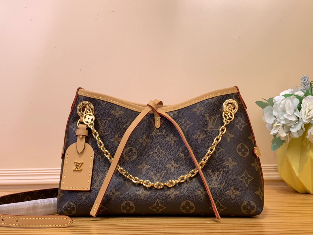 NO:619821,Top original order [CARRYALL BB Handbag - Second Hand] M13014 Presbyopia This CarryAlBB JsHl handbag is made of Monogram canvas, and the dazzling chain is embellished with Monogram flowers, lighting up day and night occasions with a trendy look. The leather nameplate and lace closure complement each other, and the zippered inner pocket is convenient for daily access to credit cards. Size 26×17x10 cm 5516065,19860909顶级原单【CARRYALL BB 手袋- 中古】M13014 老花 本款CarryAlBB JsHl手袋取材Monogram帆布,为耀目链条点缀Monogram花卉,以潮流之姿点亮昼夜场合.皮革名牌与系带开合相得益彰,拉链内袋方便日常取用信用卡. 尺寸26×17x10厘米 5516065,,Bag