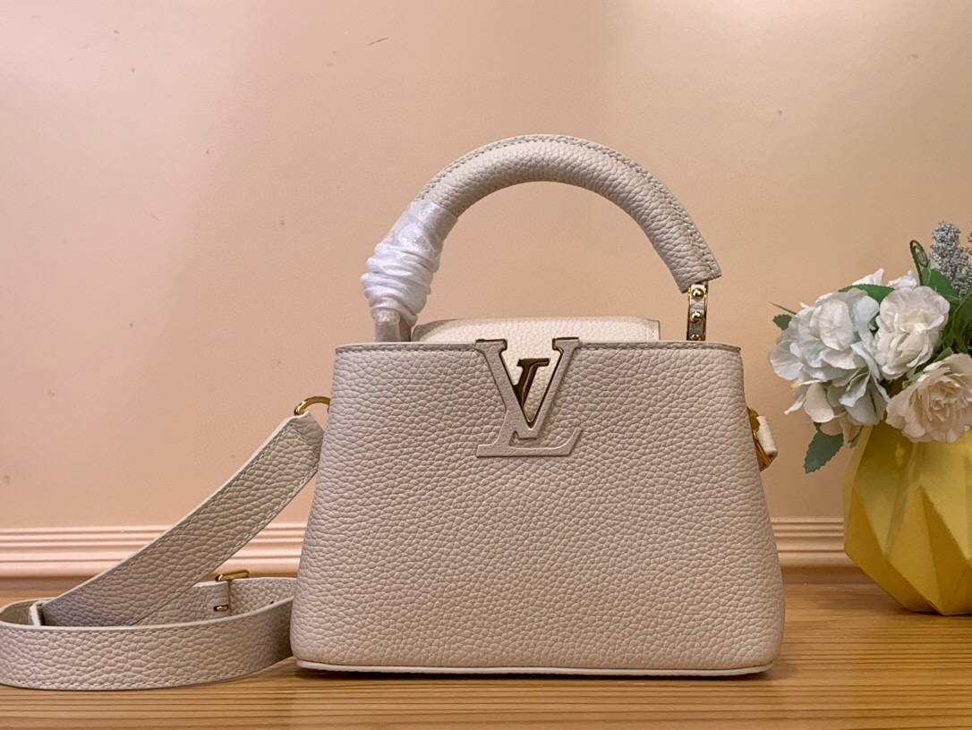NO:619822,New version of the shoulder strap, top original item [CAUCINES mini handbag] m24733 white m24729 black m25090 pink This Caucines Sn mini handbag is made of fine Taurillon leather, with a shiny handle ring and the iconic LV lettering to highlight the compact shape. The detachable shoulder strap can be used to convert it from shoulder to crossbody. Dimensions 21 x 13.6 x 8 cm  98110115,,louis vuitton,cowhide19860909新版肩带 顶级原单【CAUCINES 迷你手袋】 m24733 白色 m24729 黑色 m25090 粉色 本款 Caucines Sn迷你手袋取材细腻 Taurillon 牛皮革,以莹亮手柄环和标志性 LV 字母点亮袖珍构型.巧用可拆卸肩带,肩背斜挎自如转换. 尺寸21 x 13.6 x 8 厘米 98110115,,louis vuitton,cowhide,Bag