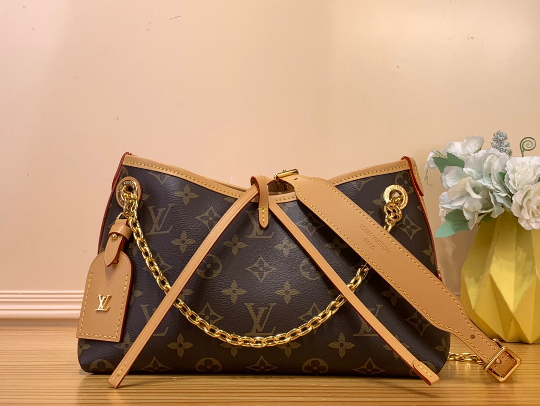 NO:619825,Top original order [CARRYALL BB Handbag - Second Hand] M13014 Presbyopia This CarryAlBB LT handbag is made of Monogram canvas, and the dazzling chain is embellished with Monogram flowers, lighting up day and night occasions with a trendy look. The leather nameplate and lace closure complement each other, and the zipper inner pocket is convenient for daily access to credit cards. Size 26×17x10 cm 5516065,19860909顶级原单【CARRYALL BB 手袋- 中古】M13014 老花 本款CarryAlBB LT手袋取材Monogram帆布,为耀目链条点缀Monogram花卉,以潮流之姿点亮昼夜场合.皮革名牌与系带开合相得益彰,拉链内袋方便日常取用信用卡. 尺寸26×17x10厘米 5516065,,Bag