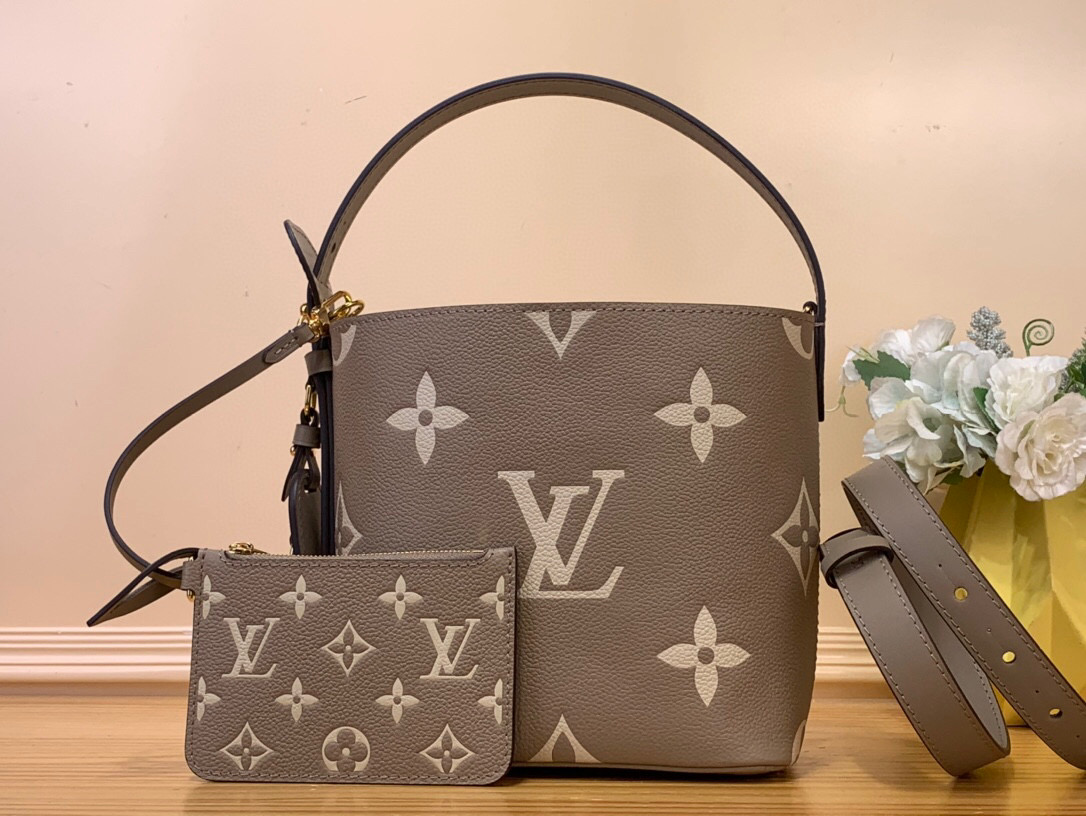 NO:619904,Top original order [ALL IN BB Bucket Bag] M13480 12925 Black/Embossed M13045 This All InBB Ys handbag is made of Monogram canvas with shiny metal parts, with the iconic padlock and nameplate to highlight the classic style. The adjustable shoulder strap continues the brand's trunk-making heritage, and the leather shoulder strap adds cross-body and shoulder carry options. The foldable design allows the silhouette to be freely retracted, and ample space makes it a perfect daily choice.  Dimensions 16x18x12 cm 7818085,19860909顶级原单【ALL IN BB 水桶手袋】M13480 12925 黑色/压花 M13045 本款 All InBB Ys手袋为Monogram帆布搭配亮泽金属件,以标志性挂锁和名牌彰显经典格调.可调节肩带延续品牌制箱传承,皮革肩带增添斜挎和肩背选择.可折叠设计实现廓形的自如收放,充裕空间成就日常佳选 尺寸16x18x12厘米 7818085,,Bag