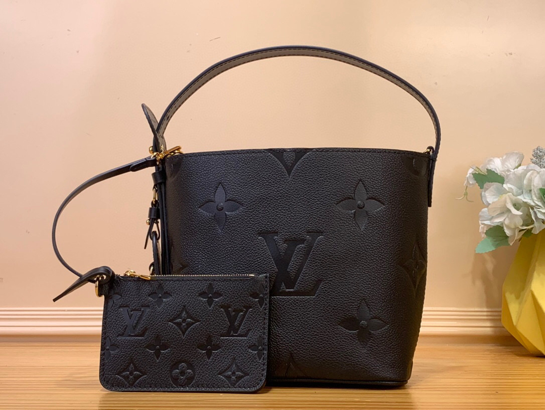 NO:619899,Top original order [ALL IN BB Bucket Bag] M13480 12925 Black/Embossed M13045 This All InBB Ys handbag is made of Monogram canvas with shiny metal parts, with the iconic padlock and nameplate to highlight the classic style. The adjustable shoulder strap continues the brand's trunk-making heritage, and the leather shoulder strap adds cross-body and shoulder carry options. The foldable design allows the silhouette to be freely retracted, and ample space makes it a perfect daily choice.  Size 16x18x12 cm 7618085,19860909顶级原单【ALL IN BB 水桶手袋】M13480 12925 黑色/压花 M13045 本款 All InBB Ys手袋为Monogram帆布搭配亮泽金属件,以标志性挂锁和名牌彰显经典格调.可调节肩带延续品牌制箱传承,皮革肩带增添斜挎和肩背选择.可折叠设计实现廓形的自如收放,充裕空间成就日常佳选 尺寸16x18x12厘米 7618085,,Bag