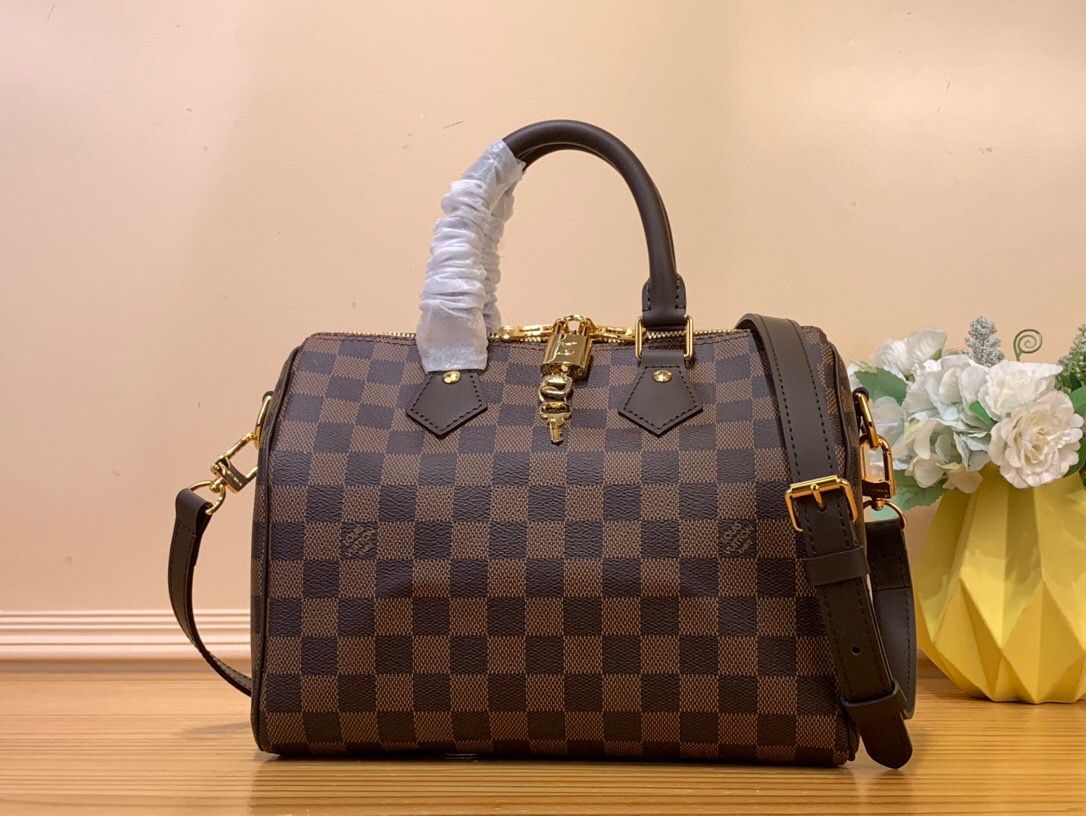 NO:620087,The top original order [Speedy 25 Handbag] N41368 40575 Coffee Grid (New Edition) series handbags were originally designed for travelers of the 1970s, paying tribute to that era of rapid change. This Speedy Bandoulière 25 LT handbag uses exquisite Damier Ebene canvas to reproduce the iconic configuration, and continues the classic details with rolled leather handles, engraved padlocks and detachable shoulder straps, making it a good choice for urban life.  Dimensions 25 x 19 x 15 cm 5216065,19860909顶级原单【Speedy 25 手袋】N41368 40575 咖啡格(新版) 系列手袋原为 年代的旅行者而设计,以此之名致敬那个急剧变革的年代.本款 Speedy Bandoulière 25 LT手袋采用精致 Damier Ebene 帆布再现标志性构型,以辊压皮革手柄、铭纹挂锁和可拆卸肩带延续经典细节,成就都市生活佳选. 尺寸25 x 19 x 15厘米5216065,,Bag