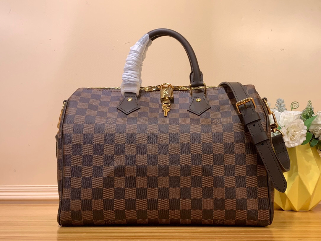 NO:620084,Top original order [Speedy 30 handbag] N41367 40590 coffee grid (new version) handbag was originally designed for the travelers of the 1970s, paying tribute to that era of rapid change. This Speedy Bandoulière 30 LT handbag uses elegant Damier Ebene canvas to reproduce the iconic structure, and continues the classic details with rolled leather handles, engraved padlocks and detachable shoulder straps, making it a good choice for urban life.  Dimensions 30 x 21 x 17 cm 5316065,19860909顶级原单【Speedy 30 手袋】N41367 40590 咖啡格(新版) 手袋原为 年代的旅行者而设计,以此之名致敬那个急剧变革的年代.本款 Speedy Bandoulière 30 LT手袋采用雅致 Damier Ebene 帆布再现标志性构型,以辊压皮革手柄、铭纹挂锁和可拆卸肩带延续经典细节,成就都市生活佳选. 尺寸30 x 21 x 17 厘米5316065,,Bag