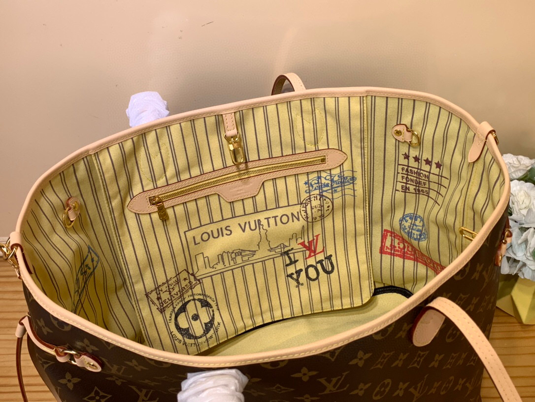 NO:619840,Top original item [Sac Neverfull Bandoulière Inside Out GM] m11948 Presbyopia/Yellow (stamped on both sides) The iconic Neverfull LT model is redesigned this season in a reversible version. This Neverfull Inside Out GM shoulder bag features a shiny gold metallic finish and is made of Monogram canvas with a colorful stamp on the back. Equipped with hooks on the sides, it can be transformed into a hobo bag, which can also be worn on the shoulder thanks to its removable shoulder strap.  Size 32x19x39 cm 6216065,,shoulder bags19860909顶级原单【Sac Neverfull Bandoulière Inside Out GM】 m11948 老花/黄色（印章双面） 标志性的Neverfull LT模型本季以可逆版本重新设计.这款Neverfull Inside Out GM单肩包采用闪亮的金色金属饰面,由Monogram帆布制成,背面饰有彩色印章.两侧配有钩子,可以将其变成一个流浪汉包,由于其可拆卸的肩带,它也可以戴在肩上. 尺寸32x19x39厘米 6216065,,shoulder bags,Bag