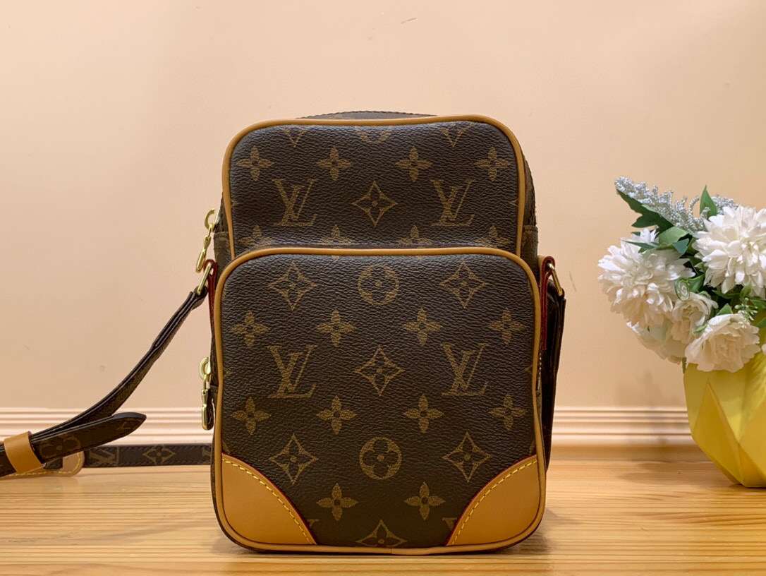 NO:620254,Top original item [Middle-hand double-layer camera bag] M45236 Presbyopia. This bag type should have been popular in the 1980s. The whole MD bag has a retro casual street style. It looks silly, but it is actually very easy to match. It is not limited to any season. It can be worn with all kinds of basic solid color clothes. It is suitable for both men and women. Monogram coated canvas, microfiber lining and natural cowhide leather trim!  Size:15x21.5x10CM 4915055,,cowhide19860909顶级原单【中古双层相机包】M45236老花 中古双层相机包 这种包型应该是上个世纪80年代的流行吧.MD整个包型超有复古随性街头风,看着蠢呆蠢呆的,其实很好搭配,也不局限于什么季节,各种基础款纯色系的衣服都可以搭.男士女士通用哦.Monogram 涂层帆布一超细纤维内衬一天然牛皮饰边！ 尺寸:15x21.5x10CM 4915055,,cowhide,Bag