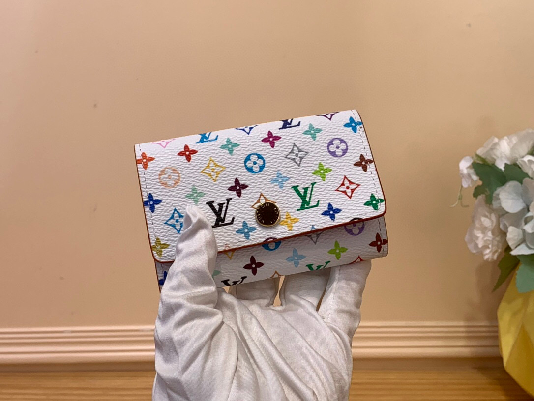 NO:551353,Top original item [Keychain] M14092 'Ms Multacle 6', a re-edition of the white color (tricolor - Murakami) series, is inspired by the Japanese artist's lively sensibility. It is finished with a playful rainbow-colored monogram canvas. The smooth shape that fits neatly into bags and pockets is also very attractive. There is a hook on the inside that can hold up to 6 keys. Gold snap closure. Size 12 x 7 x 2 cm  1712025,,keychain19860909顶级原单【钥匙扣】 M14092 白彩(三彩-村上隆) 系列的重新版相称,从这位日本艺术家活泼的感性中获得灵感的“ Ms Multicle 6”.用充满玩心的彩虹色字母图案帆布完成.整齐地装进包和口袋的光滑造型也很有魅力.内侧配有最多可以安装6把钥匙的钩子.金色的卡扣开合式. 尺寸 12 x 7 x 2厘米 1712025,,keychain,Bag