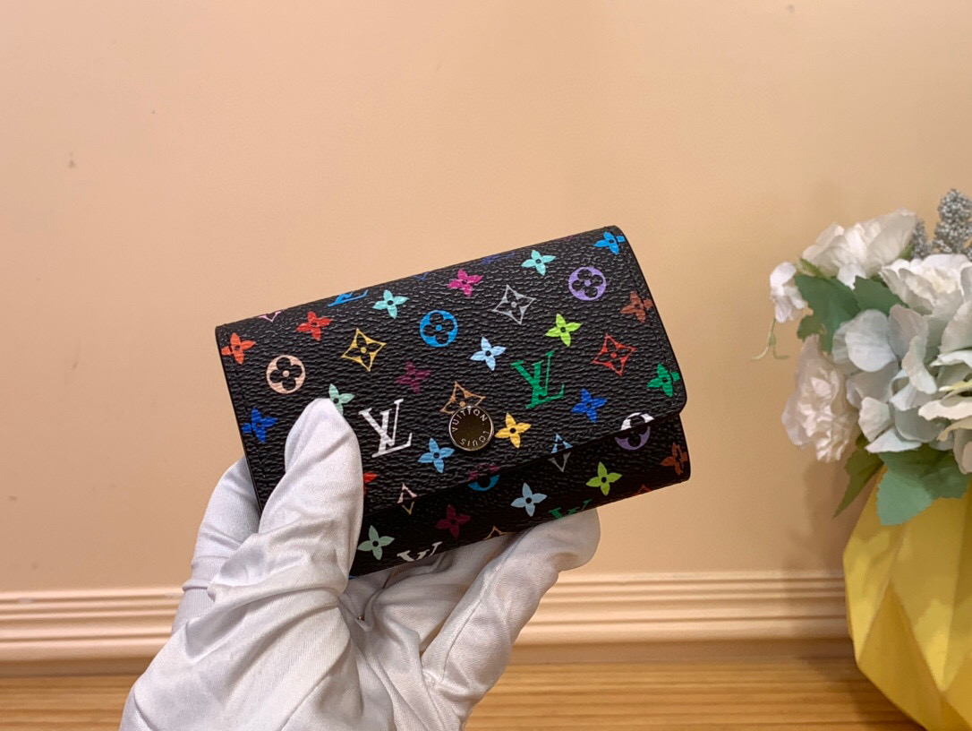 NO:551350,Top original item [Keychain] M14092 The re-edition of the black color (three colors - Takashi Murakami) series, 'Ms Multicle 6' inspired by the Japanese artist's lively sensibility. Finished with a playful rainbow-colored monogram canvas. The smooth shape that fits neatly into bags and pockets is also attractive. The inside is equipped with a hook that can hold up to 6 keys. Gold snap closure. Size 12 x 7 x 2 cm  1712025,,keychain19860909顶级原单【钥匙扣】 M14092 黑彩(三彩-村上隆) 系列的重新版相称,从这位日本艺术家活泼的感性中获得灵感的“Ms Multicle 6”.用充满玩心的彩虹色字母图案帆布完成.整齐地装进包和口袋的光滑造型也很有魅力.内侧配有最多可以安装6把钥匙的钩子.金色的卡扣开合式. 尺寸 12 x 7 x 2厘米 1712025,,keychain,Bag