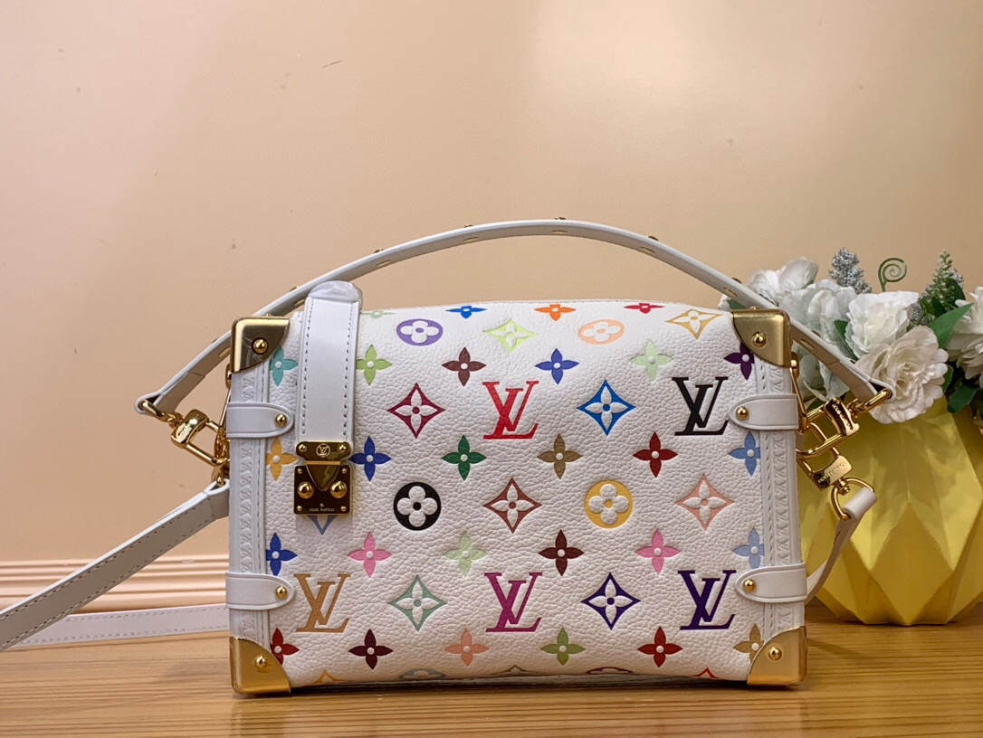 NO:619932,Top original order [SIDE TRUNK Medium Handbag] M14046 White Color (Takashi Murakami) This Side Trunk Sj medium handbag adopts the smart style of the Murakami Takashi series with a humorous Monogram pattern. It is made of soft cow leather with reinforced metal corners and the iconic S-lock lock. It can easily accommodate daily needs. The square shape pays tribute to the brand's classic luggage, and the removable studded handle and shoulder strap allow for flexible carrying.  Dimensions 23.5x16x8.5cm.8519095,,cowhide19860909顶级原单【SIDE TRUNK中号手袋】M14046 白彩（村上隆） 本款 Side Trunk Sj中号手袋以谐趣Monogram图案道村上隆版系列的灵动格调,为柔软牛皮革融入加固金属包角和标志性S-lock锁扣. 可轻松容纳日常所需.方正构型致意品牌经典行李箱,可拆卸饰钉手柄和肩带实现灵活背携. 尺寸23.5x16x8.5厘米.8519095,,cowhide,Bag