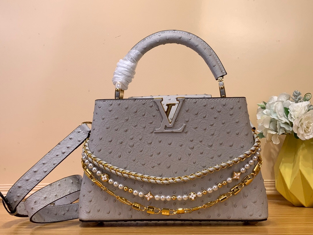 NO:551892,Top original order [CAUCINES bb handbag] m11908 gray/cow leather pressed ostrich pattern (pearl chain) This Caucines bb Hl handbag brings classic Taurillon cow leather to join the Trilogy series, giving the elegant chain a shell texture, which can brighten the evening look. The inner compartment includes a card patch pocket, suitable for cross-body or hand carry. Dimensions 17.3 x 9 x 27 cm  138121550,,cowhide19860909顶级原单【CAUCINES bb手袋】 m11908 灰色/牛皮压鸵鸟纹（珍珠链条） 本款 Caucines bb Hl手袋携经典 Taurillon 牛皮革加入 Trilogy 系列,令雅致链条呈现贝壳质感,可为晚装造型点亮瞩目一隅.内隔层囊括卡片贴袋,斜挎或手提皆宜. 尺寸17.3 x 9 x 27 厘米 138121550,,cowhide,Bag