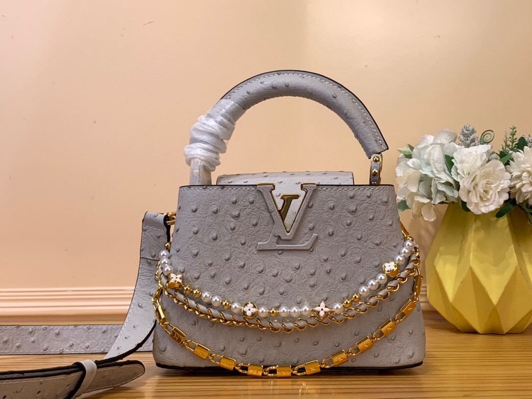 NO:551895,Top original order [CAUCINES mini handbag] m11908 gray/cow leather pressed ostrich pattern (pearl chain) This Caucines HL mini handbag joins the Trilogy series with classic Taurillon cow leather, giving the elegant chain a shell texture, which can brighten the evening look. The inner compartment includes a card patch pocket, suitable for cross-body or hand carry. Dimensions 21x 13.6 x 8 cm  128121450,,cowhide19860909顶级原单【CAUCINES 迷你手袋】 m11908 灰色/牛皮压鸵鸟纹（珍珠链条） 本款 Caucines Hl迷你手袋携经典 Taurillon 牛皮革加入 Trilogy 系列,令雅致链条呈现贝壳质感,可为晚装造型点亮瞩目一隅.内隔层囊括卡片贴袋,斜挎或手提皆宜. 尺寸 21x 13.6 x 8 厘米 128121450,,cowhide,Bag