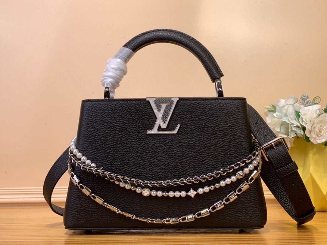 NO:551883,Top original order [CAUCINES bb handbag] m11908 black (pearl chain) This Caucines bb Hl handbag joins the Trilogy series with classic Taurillon leather, giving the elegant chain a shell texture, which can brighten the evening look. The inner compartment includes a card patch pocket, suitable for crossbody or handbag. Dimensions 17.3 x 9 x 27 cm  138121550,,cowhide19860909顶级原单【CAUCINES bb手袋】 m11908 黑色（珍珠链条） 本款 Caucines bb Hl手袋携经典 Taurillon 牛皮革加入 Trilogy 系列,令雅致链条呈现贝壳质感,可为晚装造型点亮瞩目一隅.内隔层囊括卡片贴袋,斜挎或手提皆宜. 尺寸17.3 x 9 x 27 厘米 138121550,,cowhide,Bag