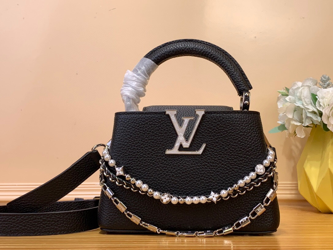 NO:551886,Top original order [CAUCINES mini handbag] m11908 black (pearl chain) This Caucines HL mini handbag joins the Trilogy series with classic Taurillon leather, giving the elegant chain a shell texture, which can brighten the evening look. The inner compartment includes a card patch pocket, suitable for cross-body or hand carry. Dimensions 21x 13.6 x 8 cm  128121450,,cowhide19860909顶级原单【CAUCINES 迷你手袋】 m11908 黑色（珍珠链条） 本款 Caucines Hl迷你手袋携经典 Taurillon 牛皮革加入 Trilogy 系列,令雅致链条呈现贝壳质感,可为晚装造型点亮瞩目一隅.内隔层囊括卡片贴袋,斜挎或手提皆宜. 尺寸 21x 13.6 x 8 厘米 128121450,,cowhide,Bag