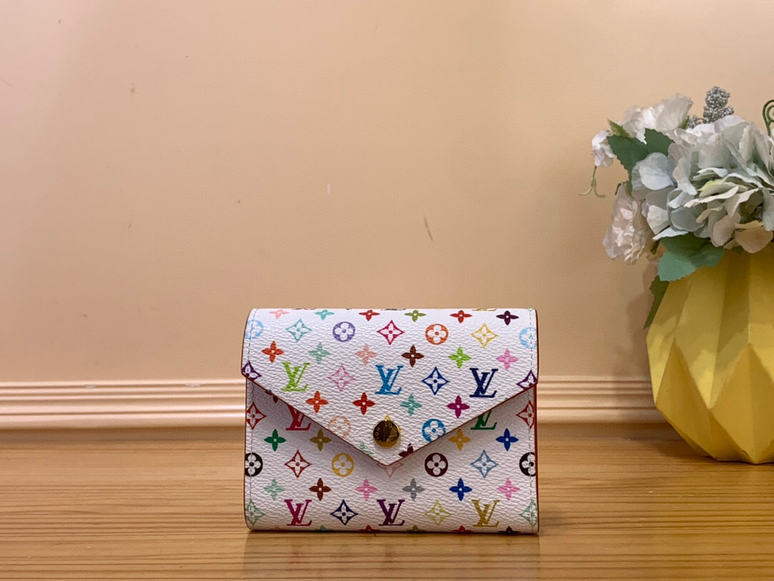 NO:551349,Top original single [LV x TM Victorine Wallet] m14163 white color (three colors-Takashi Murakami) small Victorine  The Ms wallet is elevated with a re-edition of the vibrant multi-color Monogram pattern from the Louis Vuitton  vuitton,wallets,cowhide19860909顶级原单【LV x TM Victorine Wallet】 m14163 白彩（三彩-村上隆） 小巧的Victorine Ms钱包以重新版的路易威登x村上系列的充满活力的多色Monogram图案进行了提升,该图案用日本艺术家的彩虹色调刷新了该屋的标志性签名.它由涂层帆布制成,带有精致的牛皮衬里和银色五金.拉链口袋可以存放硬币,而内部则有多个隔间,可以存放钞票和卡片. 尺寸12 x 9.5 x 2.5厘米1912025,,louis vuitton,louis vuitton,wallets,cowhide,Bag