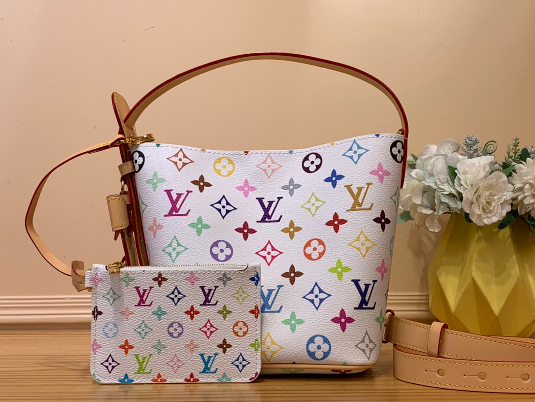 NO:186493,Genuine grade original leather Spot top original order [LV x TM ALL IN BB handbag] m13089 White Color (Three Color - Takashi Murakami) This All In BB GxHlSJ handbag conveys the fun style of Louis Vuitton x Takashi Murakami reprint series with vivid details. Monogram coated canvas presents the colorful rainbow tones of the artist's pen, and the brand is decorated with bows and padlocks. Use adjustable cowhide handles and leather shoulder straps, and the hand, shoulder and crossbody are replaced with a heart. Size 18 x 12 x 16 cm., Genuine grade LV, louis vuitton, louis vuitton, cowhide19860909正品级 原厂皮 现货顶级原单【LV x TM ALL IN BB 手袋】 m13089 白彩（三彩-村上隆） 本款 All In BB GxHlSJ手袋以灵动细节传递路易威登 x 村上隆再版系列的玩趣格调.Monogram 涂层帆布呈现艺术家笔下斑斓的彩虹色调,名牌融入蝴蝶结和挂锁装饰.巧用可调节牛皮革手柄和皮革肩带,手提、肩背和斜挎随心而换. 尺寸18 x 12 x 16 厘米.,正品级LV,louis vuitton,louis vuitton,cowhide,Bag