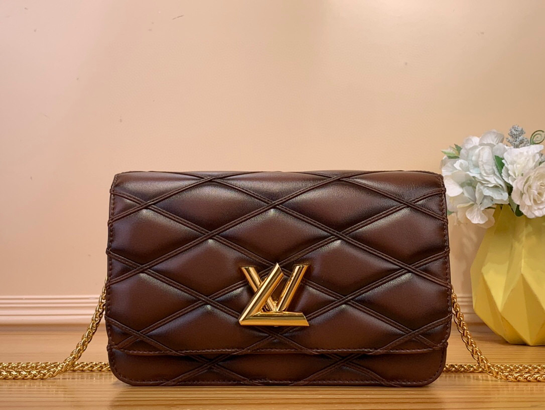 NO:619826,Top original order M13139 caramel color full leather diamond chain bag WALLET ON CHAIN GO-14 St handbag Wallet On Chain Go-14 handbag is made of gorgeous quilted sheep leather to continue the brand's iconic touch, with LV twist lock to light up the line of sight, which can easily control day and night occasions. The detachable round lubricating chain allows a variety of styling possibilities, and can also be used as a clutch bag. 12 x 5 x 20 cm. 7818085, louis  vuitton,handbag,sheepskin19860909顶级原单M13139焦糖色 全皮菱格链条包 WALLET ON CHAIN GO-14 St手袋 Wallet On Chain Go-14 手袋选用华美绗缝羊皮革延续品牌标志性笔触,以 LV 扭锁点亮视线,可轻松驾驭昼夜场合.可拆卸圆润滑链实现多种造型可能,亦可用作手拿包.12 x 5 x 20 厘米.7818085,,louis vuitton,handbag,sheepskin,Bag