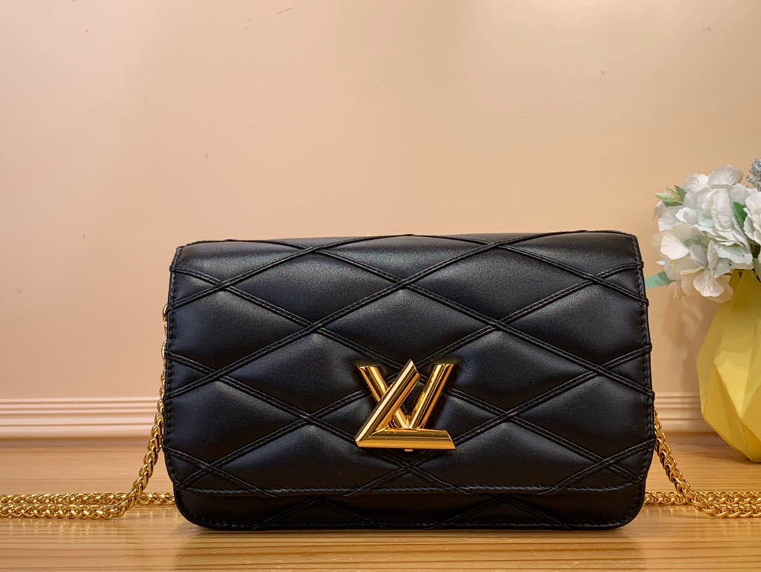 NO:619829,Top original order M13139 black full leather rhombus chain bag WALLET ON CHAIN GO-14 St handbag Wallet On Chain Go-14 handbag is made of gorgeous quilted sheep leather to continue the brand's iconic brushstrokes, with LV twist lock to light up the line of sight, which can easily control day and night occasions. The detachable round lubricating chain allows a variety of styling possibilities, and can also be used as a clutch bag. 12 x 5 x 20 cm. 7818085,, louis  vuitton,handbag,sheepskin19860909顶级原单M13139黑色 全皮菱格链条包 WALLET ON CHAIN GO-14 St手袋 Wallet On Chain Go-14 手袋选用华美绗缝羊皮革延续品牌标志性笔触,以 LV 扭锁点亮视线,可轻松驾驭昼夜场合.可拆卸圆润滑链实现多种造型可能,亦可用作手拿包.12 x 5 x 20 厘米.7818085,,louis vuitton,handbag,sheepskin,Bag