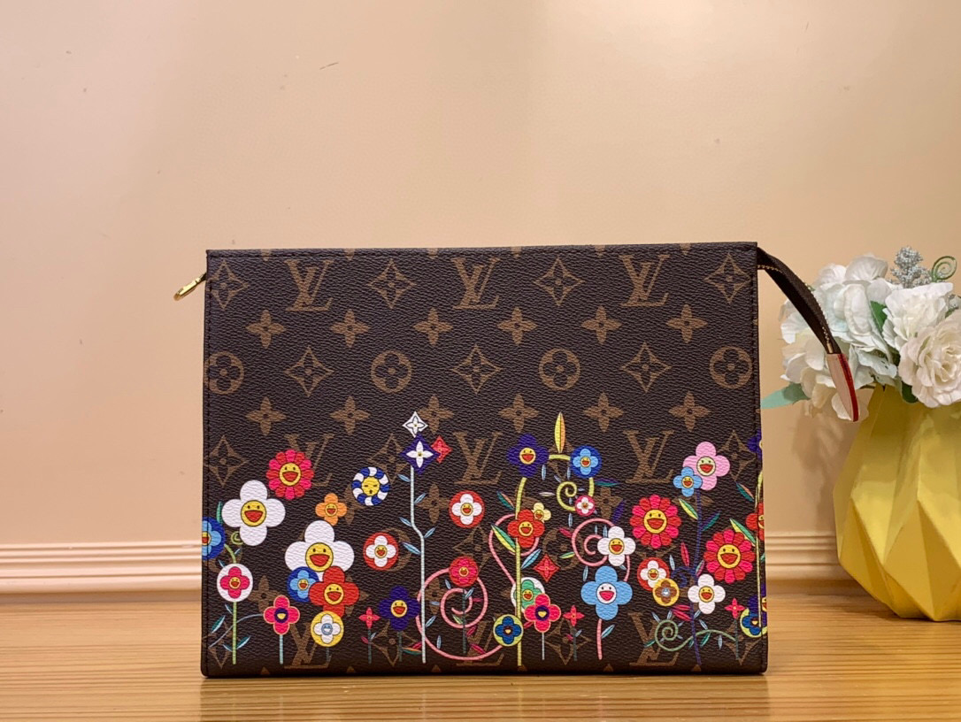 NO:619914,Top original order [LV x TM toilet bag] m14180 Presbyopia/Sunflower (Takashi Murakami) This toilet bag is from the Louis Vuitton  Flowers, a playful interpretation of Japanese artist Takashi Murakami's 'super-flat' style. Dazzling zipper closure and internal patch pocket allow for secure storage, and the washable lining adds functionality. Dimensions: 20 x 5.5 x 25 cm. 2513035,, louis vuitton, louis vuitton19860909顶级原单【LV x TM 盥洗袋】 m14180 老花/太阳花（村上隆） 本款盥洗袋出自路易威登 x 村上隆跨界合作系列,于 Monogram Ns涂层帆布之上描摹灵动 Monogram 花卉,以妙趣笔触诠释日本艺术家村上隆的“超扁平”风格.耀目拉链开合和内贴袋实现稳妥收纳,可洗涤内衬再添功能考量. 尺寸20 x 5.5 x 25 厘米.2513035,,louis vuitton,louis vuitton,Bag