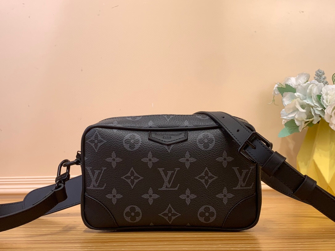 NO:619823,Top Original M14253 TROCADRO Mini Handbag This Trocadéro Hx mini handbag is made of Monogram Eclise coated canvas, with cow leather trim and dark metal parts, showing a calm style. Open the zipper to reveal a compact interior, and the internal patch pocket design highlights functional considerations. The detachable and adjustable shoulder strap allows for comfortable shoulder carrying. 13 x 6.5 x 20 cm (height x width x  length)4215055,,cowhide19860909顶级原单M14253 TROCADRO 迷你手袋 本款 Trocadéro Hx 迷你手袋取材 Monogram Eclise 涂层帆布,搭配牛皮革饰边和深色金属件,尽显沉稳风范.轻启拉链即现紧凑内里,内贴袋设计彰显功能考量.可拆卸并调节的肩带实现舒适肩背.13 x 6.5 x 20 厘米（高 x 宽 x 长度)4215055,,cowhide,Bag