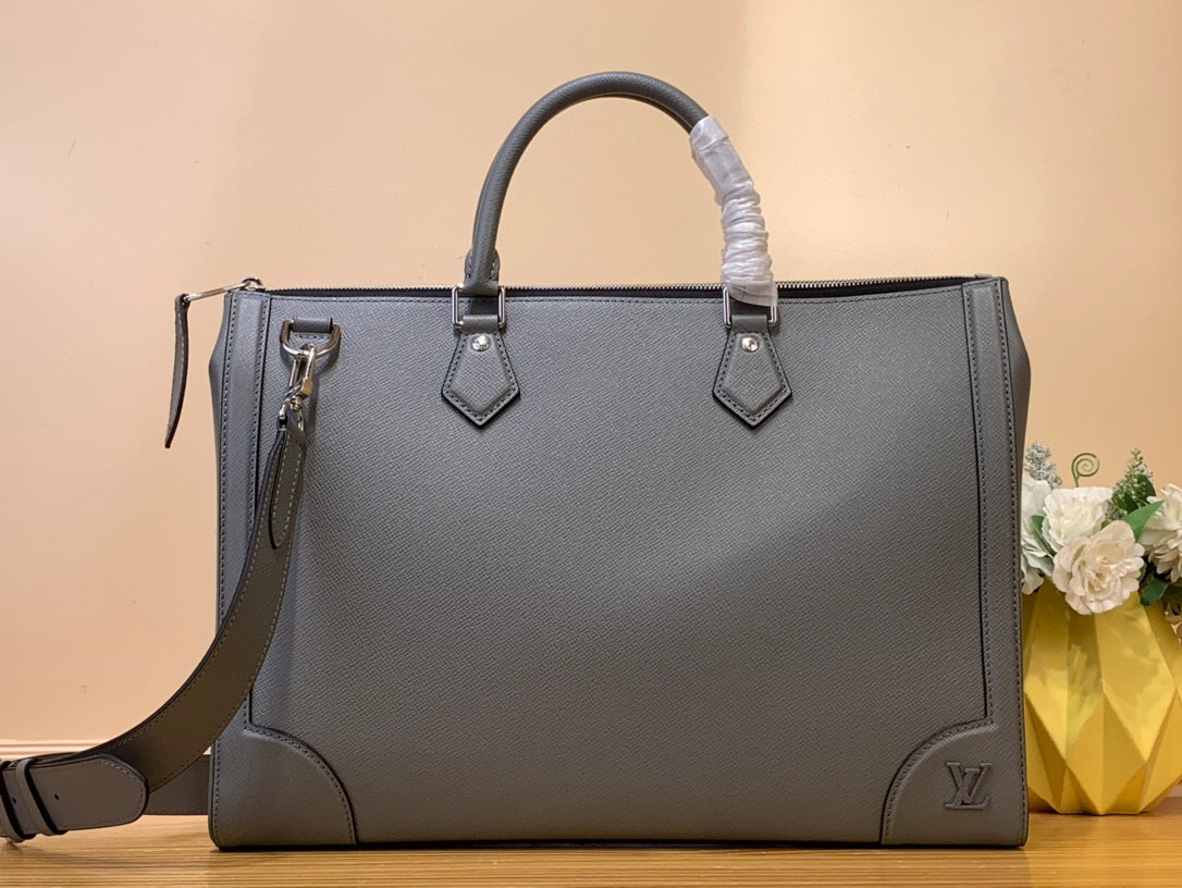 NO:619852,Top original [SLIM briefcase] m30810 black m30856 gray (business) The new Slim MD briefcase is made of fine-textured Taga cowhide, injecting a trendy style into the classic design. The reinforced corners are in line with the traditional hard case, the metal LV logo is the finishing touch, and it is equipped with an adjustable shoulder strap and a dedicated laptop compartment. Dimensions 40 x 29 x 4 cm  8619075.,,louis vuitton,cowhide19860909顶级原单【SLIM 公文包】 m30810 黑色 m30856 灰色（商务） 全新 Slim MD公文包取材纹理细腻的 Taga 牛皮,为经典设计注入潮流风尚.加固边角与传统硬箱一脉相承,金属 LV 标识点睛细节,配有可调节肩带和专用笔记本电脑隔层. 尺寸40 x 29 x 4 厘米 8619075.,,louis vuitton,cowhide,Bag