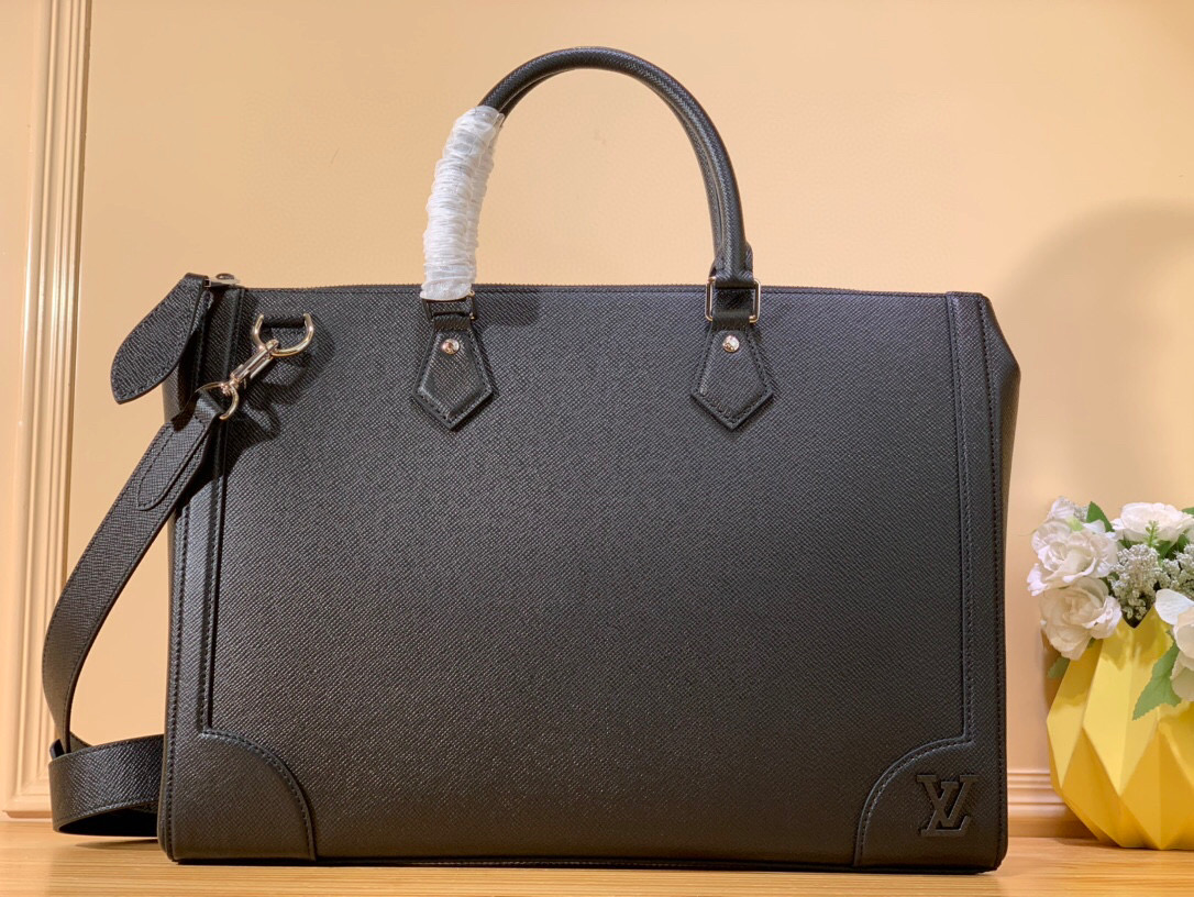 NO:619851,Top original item [SLIM briefcase] m30810 black m30856 black (business) The new Slim MD briefcase is made of fine-textured Taga cowhide, injecting a trendy style into the classic design. The reinforced corners are in line with the traditional hard case, the metal LV logo is the finishing touch, and it is equipped with an adjustable shoulder strap and a dedicated laptop compartment. Dimensions 40 x 29 x 4 cm  8619075.,,louis vuitton,cowhide19860909顶级原单【SLIM 公文包】 m30810 黑色 m30856 黑色（商务） 全新 Slim MD公文包取材纹理细腻的 Taga 牛皮,为经典设计注入潮流风尚.加固边角与传统硬箱一脉相承,金属 LV 标识点睛细节,配有可调节肩带和专用笔记本电脑隔层. 尺寸40 x 29 x 4 厘米 8619075.,,louis vuitton,cowhide,Bag