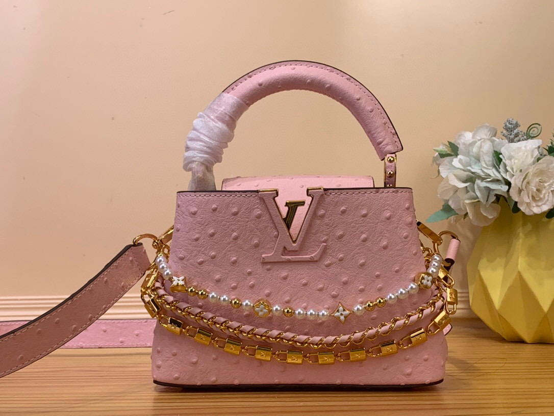 NO:551907,Top original order [CAUCINES mini handbag] m11908 pink (pearl chain) This Caucines HL mini handbag joins the Trilogy series with classic Taurillon leather, giving the elegant chain a shell texture, which can brighten the evening look. The inner compartment includes a card patch pocket, suitable for cross-body or handbags. Dimensions 21x 13.6 x 8 cm  128121450,,cowhide19860909顶级原单【CAUCINES 迷你手袋】 m11908 粉色（珍珠链条） 本款 Caucines Hl迷你手袋携经典 Taurillon 牛皮革加入 Trilogy 系列,令雅致链条呈现贝壳质感,可为晚装造型点亮瞩目一隅.内隔层囊括卡片贴袋,斜挎或手提皆宜. 尺寸 21x 13.6 x 8 厘米 128121450,,cowhide,Bag
