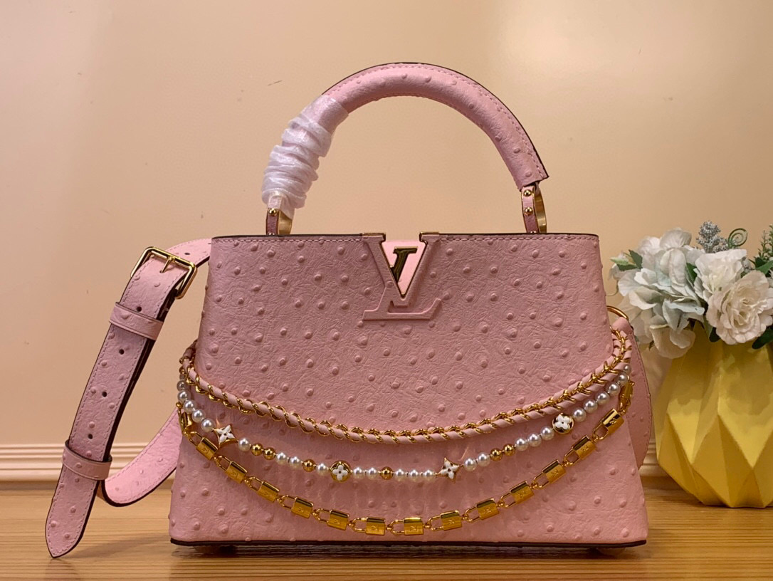 NO:551904,Top original order [CAUCINES bb handbag] m11908 pink (pearl chain) This Caucines bb Hl handbag joins the Trilogy series with classic Taurillon leather, giving the elegant chain a shell texture, which can brighten the evening look. The inner compartment includes a card patch pocket, suitable for crossbody or handbag. Dimensions 17.3 x 9 x 27 cm  138121550,,cowhide19860909顶级原单【CAUCINES bb手袋】 m11908 粉色（珍珠链条） 本款 Caucines bb Hl手袋携经典 Taurillon 牛皮革加入 Trilogy 系列,令雅致链条呈现贝壳质感,可为晚装造型点亮瞩目一隅.内隔层囊括卡片贴袋,斜挎或手提皆宜. 尺寸17.3 x 9 x 27 厘米 138121550,,cowhide,Bag