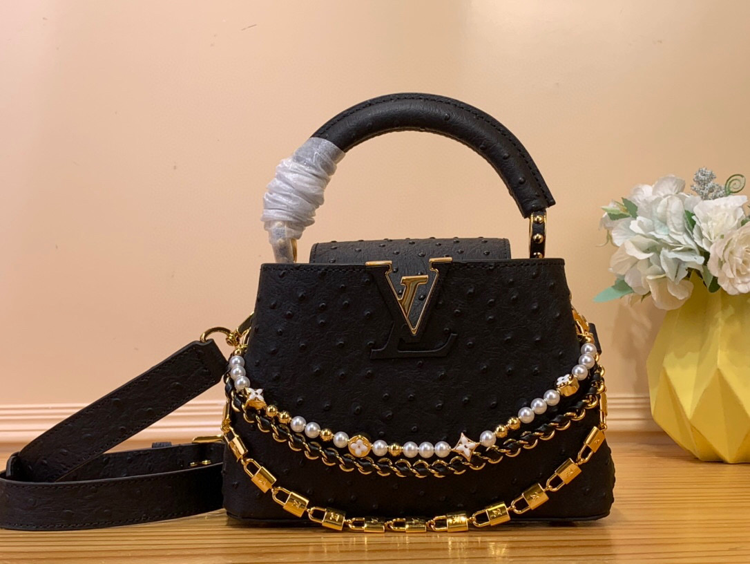 NO:551901,Top original order [CAUCINES mini handbag] m11908 black (pearl chain) This Caucines HL mini handbag joins the Trilogy series with classic Taurillon leather, giving the elegant chain a shell texture, which can brighten the evening look. The inner compartment includes a card patch pocket, suitable for cross-body or hand carry. Dimensions 21x 13.6 x 8 cm  128121450,,cowhide19860909顶级原单【CAUCINES 迷你手袋】 m11908 黑色（珍珠链条） 本款 Caucines Hl迷你手袋携经典 Taurillon 牛皮革加入 Trilogy 系列,令雅致链条呈现贝壳质感,可为晚装造型点亮瞩目一隅.内隔层囊括卡片贴袋,斜挎或手提皆宜. 尺寸 21x 13.6 x 8 厘米 128121450,,cowhide,Bag