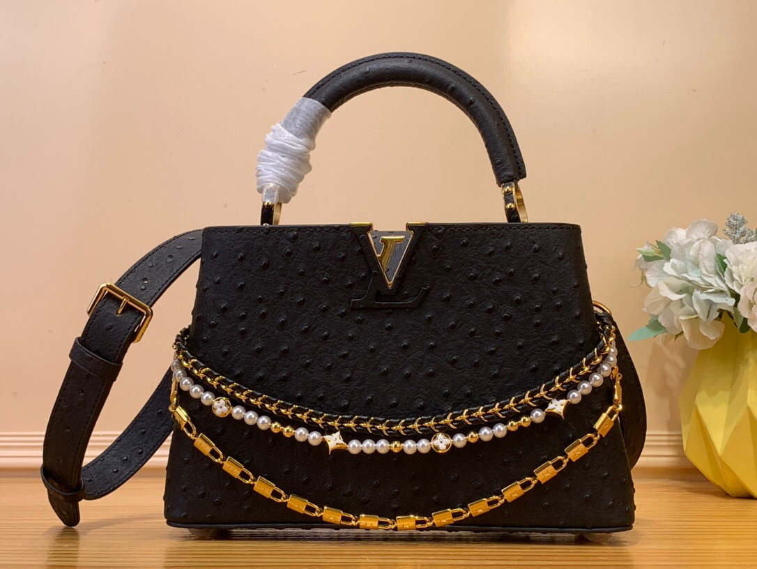 NO:551898,Top original order [CAUCINES bb handbag] m11908 black (pearl chain) This Caucines bb Hl handbag joins the Trilogy series with classic Taurillon leather, giving the elegant chain a shell texture, which can brighten the evening look. The inner compartment includes a card patch pocket, suitable for crossbody or handbag. Dimensions 17.3 x 9 x 27 cm  138121550,,cowhide19860909顶级原单【CAUCINES bb手袋】 m11908 黑色（珍珠链条） 本款 Caucines bb Hl手袋携经典 Taurillon 牛皮革加入 Trilogy 系列,令雅致链条呈现贝壳质感,可为晚装造型点亮瞩目一隅.内隔层囊括卡片贴袋,斜挎或手提皆宜. 尺寸17.3 x 9 x 27 厘米 138121550,,cowhide,Bag