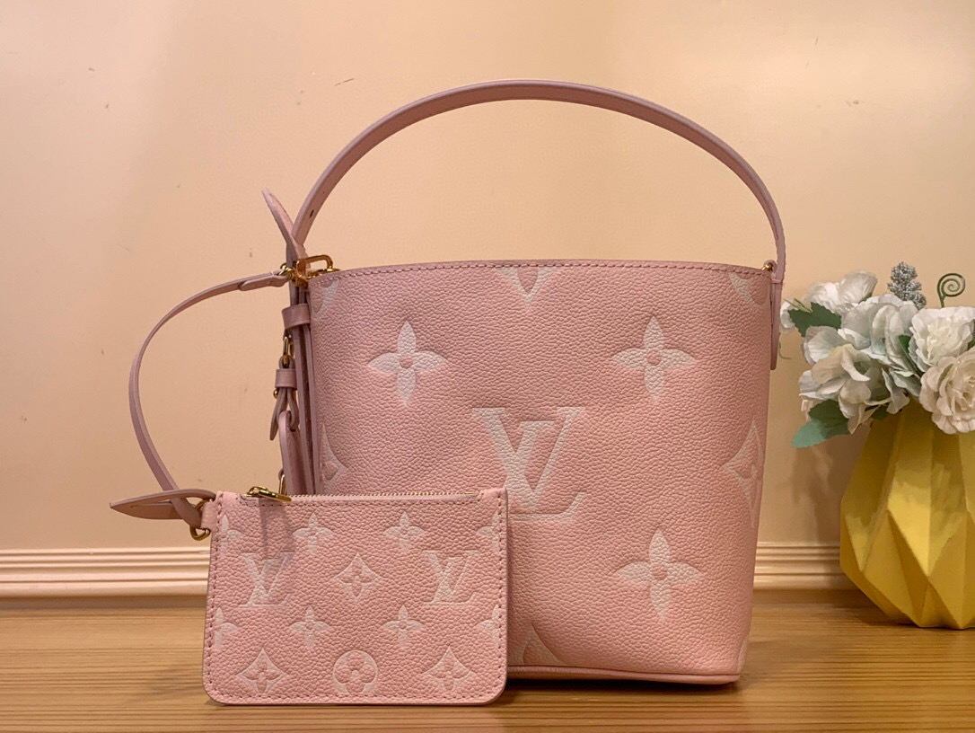 NO:620103,Top original order [ALL IN BB bucket bag] M13480 12925 Milkshake powder/silk screen This All InBB Ys handbag is made of Monogram canvas with glossy metal parts, and the iconic padlock and nameplate highlight the classic style. The adjustable shoulder strap continues the brand's box-making heritage, and the leather shoulder strap adds cross-body and shoulder carry options. The foldable design allows the silhouette to be freely retracted, and there is ample space to make it a daily choice.  Dimensions 16x18x12 cm 7818085,19860909顶级原单【ALL IN BB 水桶手袋】M13480 12925 奶昔粉/丝印 本款 All InBB Ys手袋为Monogram帆布搭配亮泽金属件,以标志性挂锁和名牌彰显经典格调.可调节肩带延续品牌制箱传承,皮革肩带增添斜挎和肩背选择.可折叠设计实现廓形的自如收放,充裕空间成就日常佳选 尺寸16x18x12厘米 7818085,,Bag