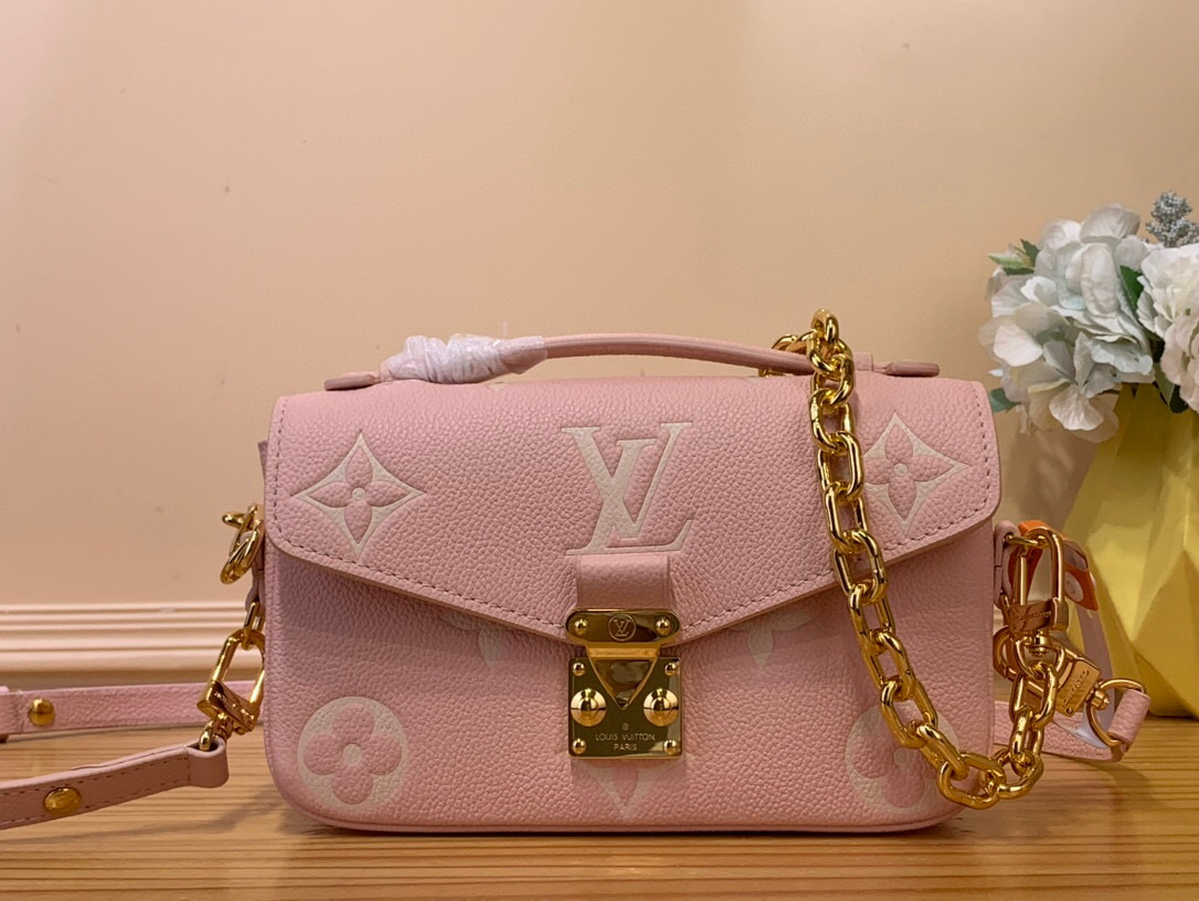 NO:620109,Top original order [Metis Messenger Bag] M46596 Milkshake Powder (Silk Screen) Full Leather Messenger Bag Series Small East West Métis YS Handbag LV Messenger Bag Small Size East West Métis handbag adopts a fashionable shoulder schoolbag shape, full of trend. The compact bag body is made of soft Monogram Emreinte leather fabric, equipped with a unique S-lock  The lock buckle and fashionable top handle have a dazzling polished surface. They are versatile and spacious. The detachable long shoulder strap is easy to carry on the shoulder or cross-body, making it a good companion for daily travel. Size 21.5x6x13.5cm 7618085,, louis vuitton19860909顶级原单【Metis 邮差手袋】M46596 奶昔粉（丝印） 全皮邮差包系列 小号 East West Métis YS手袋 LV邮差包出小号 East West Métis 手袋采用时尚肩背书包造型,富有潮流感.小巧包身选用柔软的Monogram Emreinte皮革面料,配有别致的 S-lock 锁扣和时髦顶部手柄,抛光表面亮泽耀眼.功能多样,空间宽敞.可脱卸长肩带便于肩背或斜挎,乃日常出行良伴. 尺寸21.5x6x13.5cm 7618085,,louis vuitton,Bag