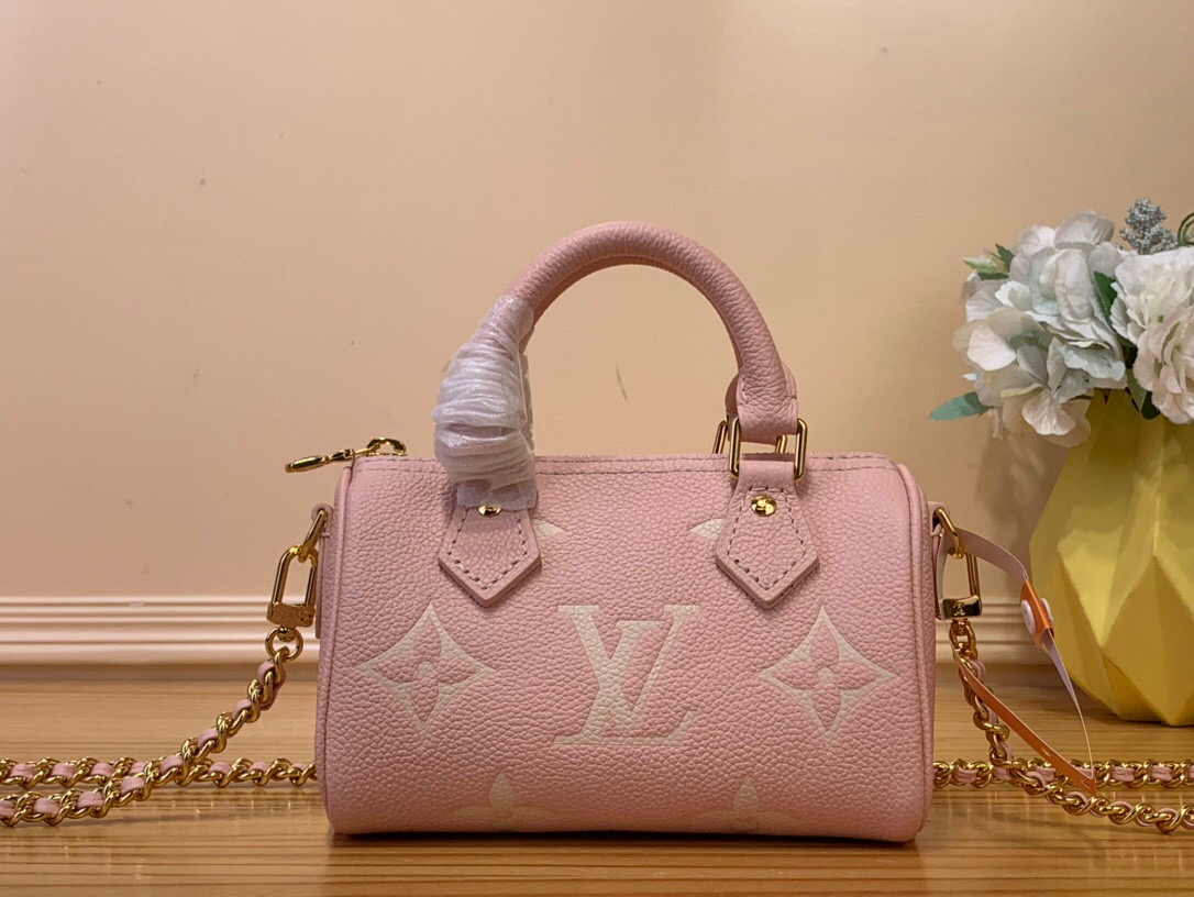 NO:620110,Top original order [NANO SEEDY handbag] M81625 81456 Milkshake powder (silk screen) Nano Seedy handbag made of classic Monogram Ys canvas, exuding the ultimate femininity, full leather embossed silk screen adjustable shoulder strap mini pillow oo [handshake] [handshake] is the ideal choice for you to carry daily necessities. This handbag is the perfect mini version of the original Seedy handbag, with exquisite stitching, extremely lightweight, adjustable and detachable shoulder straps  Dimensions 16.0 x 11.0 x 9.0 cm 6317075,19860909顶级原单【NANO SEEDY 手袋】M81625 81456 奶昔粉（丝印） 以经典的Monogram Ys帆布制成的Nano Seedy手袋,散发极致女人味,全皮压花丝印可调节肩带迷你枕头oo[握手][握手]是您携带日常用品的理想之选.这款手袋是原型Seedy手袋的完美迷你版,缝线精致,轻盈无比,肩带可调节、可拆卸 尺寸 16.0 x 11.0 x 9.0 cm 6317075,,Bag