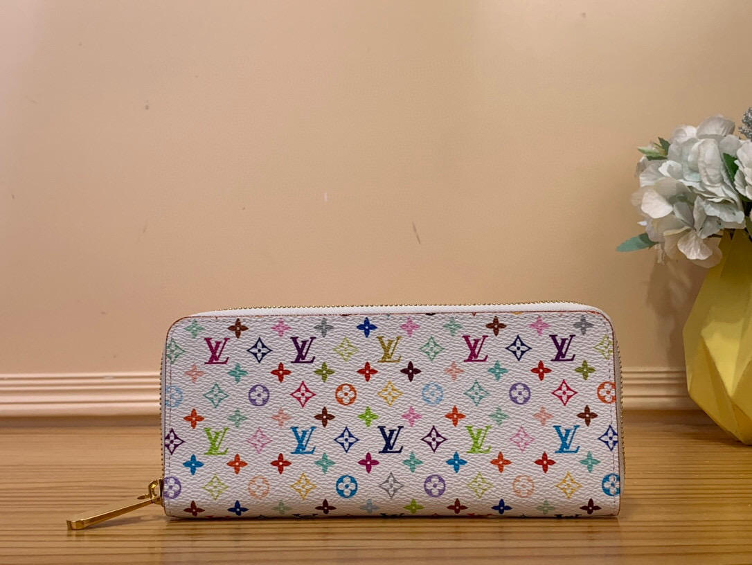 NO:551334,Top Original [LV x TM Clémence Wallet] m13408 Black Color (Three Colors - Takashi Murakami) Part of the second Louis Vuitton x Murakami collection, the Clémence Ms Wallet is a premium everyday essential in coated canvas that richly iterates the iconic Monogram pattern in a bold rainbow hue. The gold zipper features an elegant side design and opens to reveal two large interior compartments, as well as a fixed coin pocket and multiple card slots for everyday use. Size 20 x 9  x 2 cm 2213036,,louis vuitton,louis vuitton,wallets19860909顶级原单【LV x TM Clémence Wallet】 m13408 黑彩（三彩- 村上隆） 作为第二个路易威登x村上系列的一部分,Clémence Ms钱包是涂层帆布的高级日常必需品,以大胆的彩虹色调丰富迭代了标志性的Monogram图案.金色拉链采用优雅的侧面设计,打开后露出两个大型内部隔间,以及一个固定的硬币口袋和多个卡槽,供日常使用. 尺寸20 x 9 x 2厘米 2213036,,louis vuitton,louis vuitton,wallets,Bag