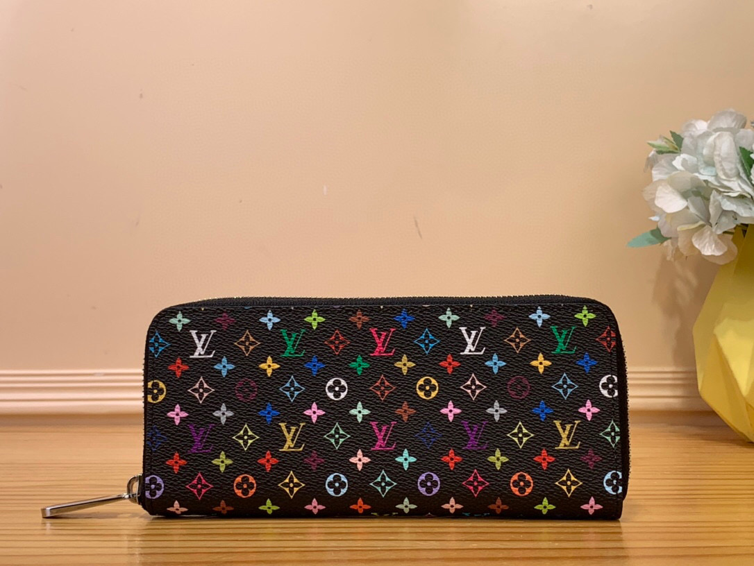 NO:551337,Top Original [LV x TM Clémence Wallet] m13408 Black Color (Three Colors - Takashi Murakami) Part of the second Louis Vuitton x Murakami collection, the Clémence Ms Wallet is a premium everyday essential in coated canvas that richly iterates the iconic Monogram pattern in a bold rainbow hue. The gold zipper features an elegant side design and opens to reveal two large interior compartments, as well as a fixed coin pocket and multiple card slots for everyday use. Size 20 x 9  x 2 cm 2213035,,louis vuitton,louis vuitton,wallets19860909顶级原单【LV x TM Clémence Wallet】 m13408 黑彩（三彩- 村上隆） 作为第二个路易威登x村上系列的一部分,Clémence Ms钱包是涂层帆布的高级日常必需品,以大胆的彩虹色调丰富迭代了标志性的Monogram图案.金色拉链采用优雅的侧面设计,打开后露出两个大型内部隔间,以及一个固定的硬币口袋和多个卡槽,供日常使用. 尺寸20 x 9 x 2厘米 2213035,,louis vuitton,louis vuitton,wallets,Bag