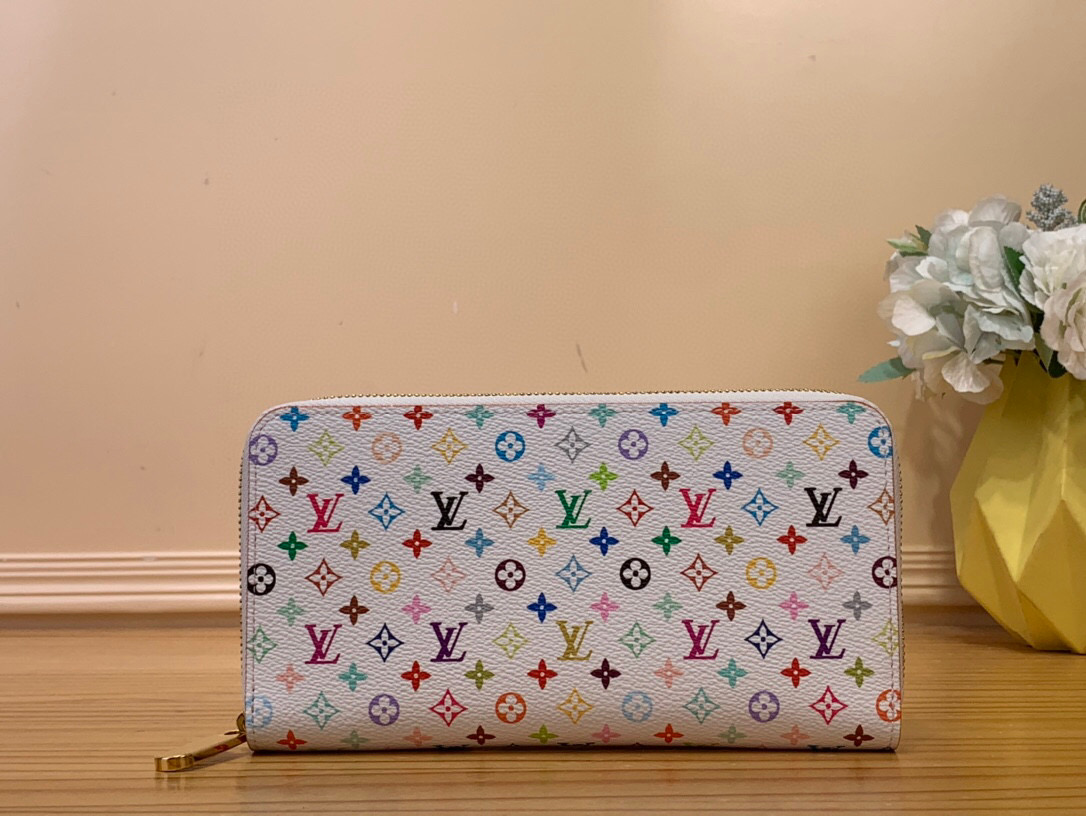 NO:551331,Top original item [LV x TM zippy Wallet] m13992 black color (tricolor - Murakami Takashi) single zipper wallet series Zippy Ms zipper wallet This zippy zipper wallet with unique collectible value. This Monogram print is interpreted in 33 colorful colors. The white tricolor jointly launched by Takashi Murakami and LV. The black tricolor is launched in twelve pieces and is popular around the world. It is loved by celebrities and celebrities. It is lively, childlike and friendly. Size 19.5× 10.5x 2.5cm2713035,,louis vuitton,wallets19860909顶级原单【LV x TM zippy Wallet】 m13992 黑彩（三彩- 村上隆） 单拉链钱包系列 Zippy Ms拉链钱包 這款別具收藏價值的zippy拉鏈錢包本款Monogram印花以33种缤纷的色彩演绎 村上隆和lv联名推出的白三彩 黑三彩推出十二截火爆全球深受明星名人喜欢 活泼童真又亲切. 尺寸19.5× 10.5x 2.5厘米2713035,,louis vuitton,wallets,Bag