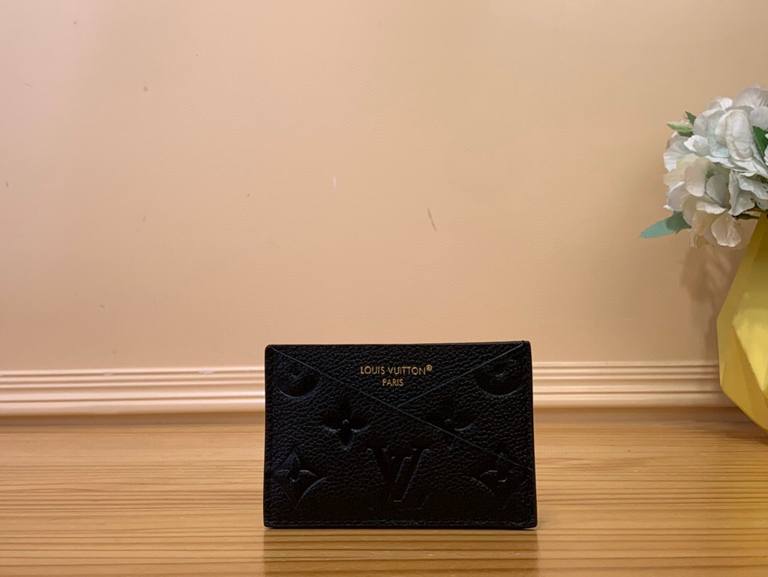 NO:619860,Top Original Criss-Cross Card Holder】m13695 Black/Embossed Criss-Cross Ms Card Holder is the perfect choice for gifting, whether personal or for a loved one. Inspired by the historic Louis Vuitton residence in Asnières, this stylish and compact accessory reinterprets the residence's iconic bricks with its geometric V-cut design. It is made from Monogram Emreinte leather and is heat-stamped with gold lettering. Dimensions 10 x 7 x  0.3 cm 181202,,louis vuitton19860909顶级原单Criss-Cross Card Holder】 m13695 黑色/压花  Criss-Cross Ms卡夹是送礼的完美选择,无论是个人礼物还是给亲人.灵感来自位于阿斯尼耶尔历史悠久的路易威登住宅,这款时尚紧凑的配饰以其几何V型切割设计重新诠释了该院的标志性砖块.它由Monogram Emreinte皮革制成,并热印有金色字母. 尺寸10 x 7 x 0.3厘米 181202,,louis vuitton,Bag