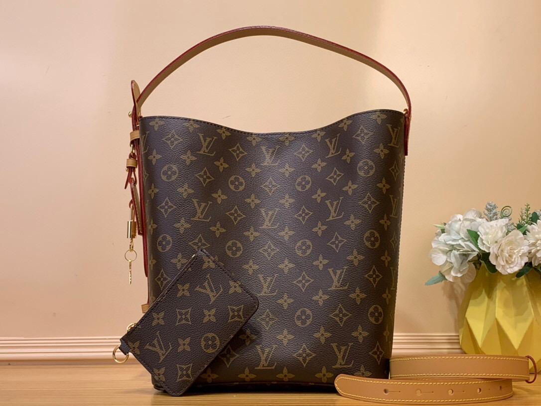 NO:620075,Top original order [All In Large Handbag] M12926 Presbyopia This All In MT handbag is made of Monogram canvas with glossy metal parts, and the iconic padlock and nameplate highlight the classic style. The adjustable shoulder strap continues the brand's trunk-making heritage, and the leather shoulder strap adds cross-body and shoulder carry options. The foldable design allows the silhouette to be freely retracted, and ample space makes it a perfect daily choice. Dimensions 30.0 x 25.0 x 17.0 cm  5216065,19860909顶级原单【All In 大号手袋】M12926 老花 本款 All In MT手袋为 Monogram 帆布搭配亮泽金属件,以标志性挂锁和名牌彰显经典格调.可调节肩带延续品牌制箱传承,皮革肩带增添斜挎和肩背选择.可折叠设计实现廓形的自如收放,充裕空间成就日常佳选. 尺寸30.0 x 25.0 x 17.0 厘米 5216065,,Bag