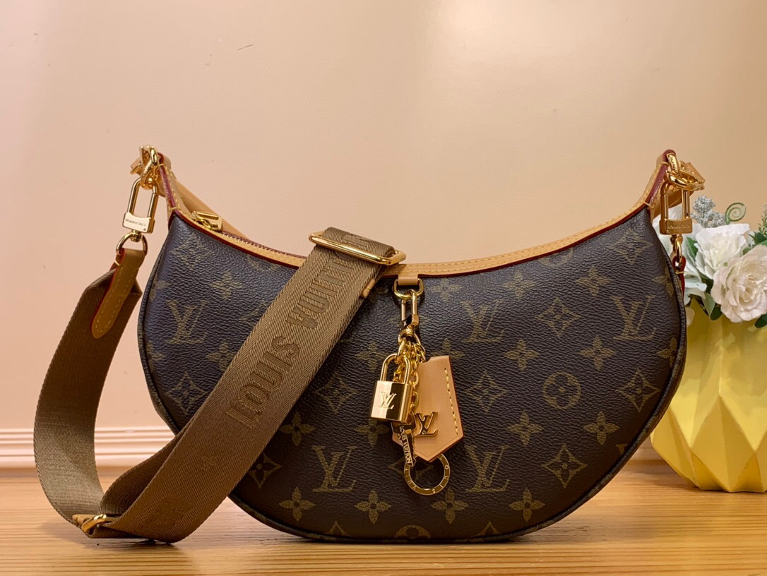 NO:619928,Top original item [Loo Hobo Moon Handbag - Second Hand] M12939 presbyopic Monogram LT coated canvas and Monogram Reverse coated canvas, with leather corners to define the trendy half-moon silhouette. Both detachable handles and adjustable shoulder straps allow for multiple carrying methods. Size: 22 x 9 x 33 cm 5416065,,versace19860909顶级原单【Loo Hobo 月亮手袋- 中古】 M12939 老花 Monogram LT涂层帆布和 Monogram Reverse 涂层帆布,以皮革包角定格潮流半月形轮廓.均可拆卸的手柄和可调节肩带实现多种背携方式. 尺寸:22 x 9 x 33 厘米5416065,,versace,Bag