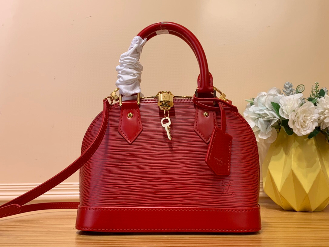 NO:619870,Top original order [ALMA BB handbag] m41160 40862 Red The cute and charming Alma BB Bsj handbag is based on a classic Louis Vuitton bag designed in 1934 with an Art Deco style. In 2016, when the Alma bag was officially launched, a mini model was specially designed for the daughter of the woman who owns this style. The Alma BB handbag is equipped with a detachable shoulder strap for lightweight cross-body wear.  A new and stylish take on a classic shape, this bag in Epi leather is available in a range of bright, vibrant colours. Dimensions 23.5 x 17.5 x 11.5 cm 6817075,,louis vuitton19860909顶级原单【ALMA BB 手袋】 m41160 40862 红色 可爱迷人的 Alma BB Bsj手袋,其原型是在 1934 年设计的、颇具艺术装饰风格的一款路易威登经典包款.年,在 Alma 包款正式推出之际,特为拥有此款手女士的女儿设计迷你型号.Alma BB 手袋配有一根可拆卸的肩带,用于轻便斜挎. 这款采用 Epi 皮革对经典造型进行全新时尚演绎的手袋拥有一系列艳丽、明快的色彩可供选择. 尺寸23.5 x 17.5 x 11.5 厘米 6817075,,louis vuitton,Bag