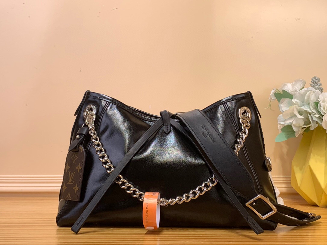 NO:619885,Top original item [CARRYALL BB handbag] m12888 black leather This CarryAll BB Ys handbag outlines a plump outline with neat lines, embellishes the classic sheepskin with a shiny Monogram flower metal chain, and collides with the Monogram canvas nameplate for eye-catching contrast. The zippered inner pocket allows for convenient access to cards and small items. Size 17 x 10 x 26 cm 7218095,,sheepskin19860909顶级原单【CARRYALL BB 手袋】 m12888 黑皮 本款 CarryAll BB Ys手袋以利落线条勾勒丰盈轮廓,为经典羊皮革点缀亮泽 Monogram 花卉金属链条,与 Monogram 帆布名牌碰撞瞩目反差.拉链内贴袋实现卡片和随身小物的便捷取放. 尺寸17 x 10 x 26 厘米 7218095,,sheepskin,Bag