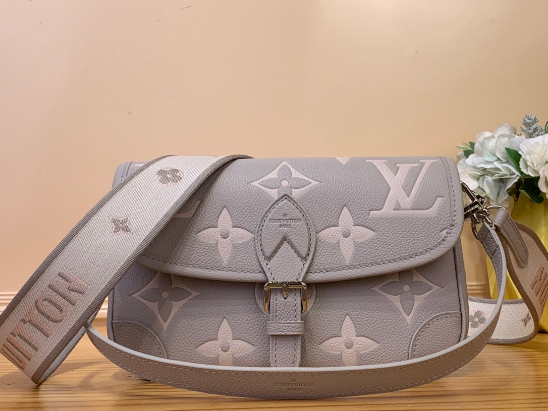 NO:620741,Top original order [DIANE handbag] m14214 taro purple (silk screen) This Diane Ys handbag is made of Monogram Emreinte leather embellished with dazzling metal parts, a new interpretation of the classic design of the LV Milky Way series. The detachable fabric shoulder strap reveals a dynamic atmosphere, and the short leather shoulder strap achieves an elegant carrying style. Size 15 x 9 x 24 cm 7818085, louis vuitton19860909顶级原单【DIANE 手袋】 m14214 芋泥紫（丝印） 本款 Diane Ys手袋为 Monogram Emreinte 皮革点缀耀目金属件,焕新演绎 LV Milky Way 系列的经典设计.可拆卸织物肩带流露动感气息,皮革短肩带成就优雅背携风尚. 尺寸15 x 9 x 24 厘米 7818085,,louis vuitton,Bag