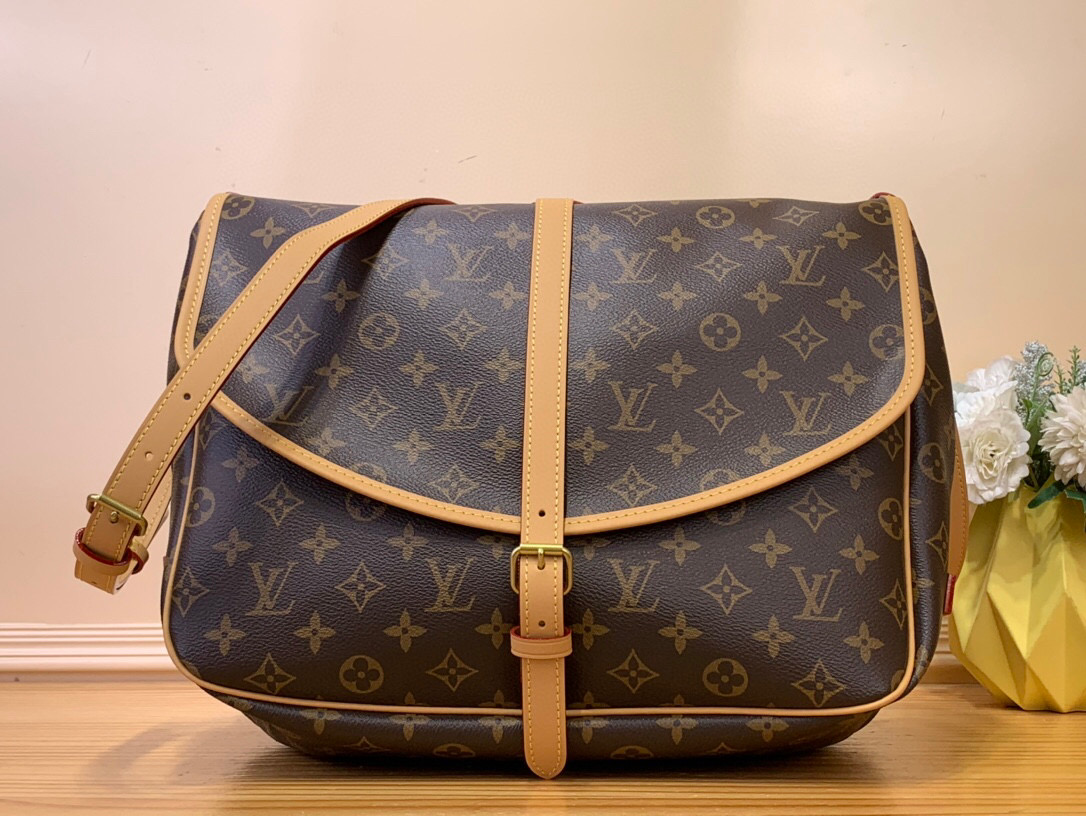 NO:551149,Top original M42254 presbyopia Gemini medium handbag SAUMUR Cc medium handbag M42254 Gemini bag medium, M40710 small The Saumur medium handbag made of Monogram canvas shows the natural elegance of Louis Vuitton. It can be worn casually across the body for a more fashionable appeal, and the exquisite cowhide trim outlines a very feminine appearance. Size  35*26cm.6217075,,louis vuitton,cowhide19860909顶级原单M42254老花 双子星中号手袋 SAUMUR Cc中号手袋 款M42254双子星包中号,M40710小号 采用 Monogram 帆布制作的 Saumur 中号手袋展现了路易威登自然的优雅气质. 随意斜挎更显时尚感染力,精致的牛皮饰边勾勒出极富女人味的外形. 尺寸 35*26cm.6217075,,louis vuitton,cowhide,Bag