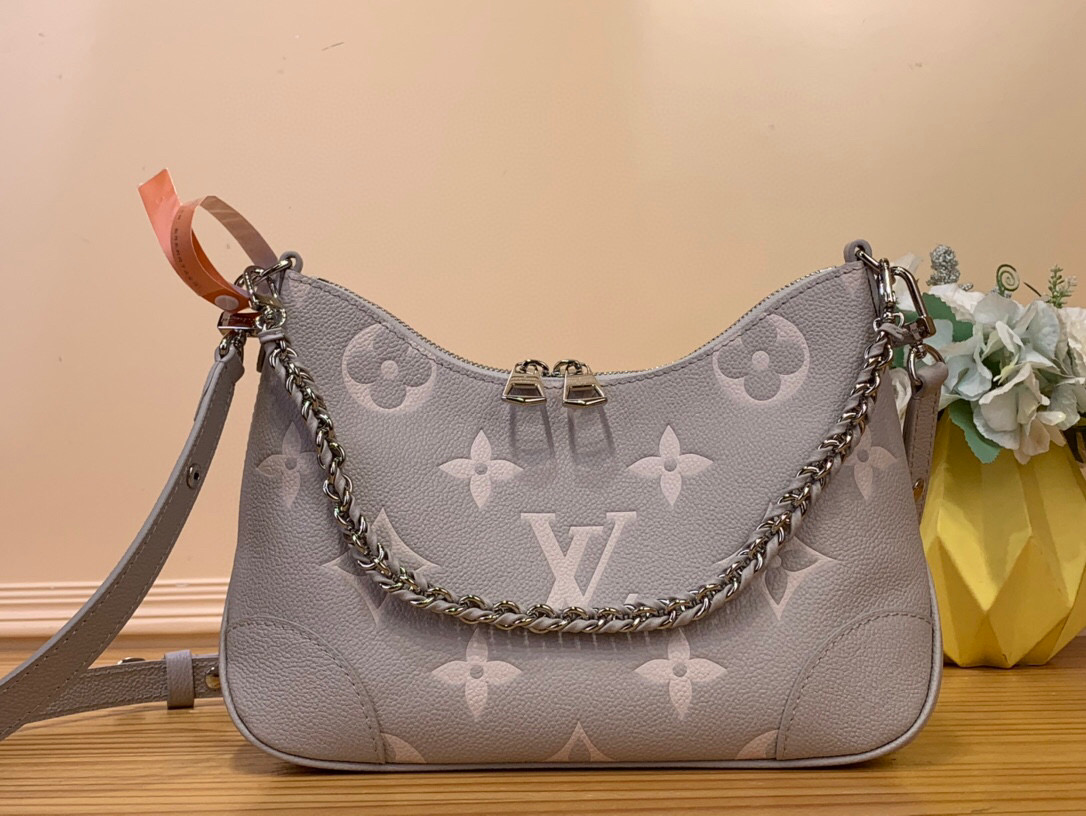 NO:620747,Top original item [BOULOGNE handbag] m14211 taro purple (silk screen) This Boulogne Ys handbag uses Monogram Emreinte leather to render elegant tones, cleverly interpreting the inspiration of the LV Milky Way series. The detachable woven chain and bright metal parts are the finishing touches, and the sophisticated configuration is suitable for storing daily needs. Size 16 x 9.5 x 29 cm 7518085,, louis  vuitton19860909顶级原单【BOULOGNE 手袋】 m14211 芋泥紫（丝印） 本款 Boulogne Ys手袋为 Monogram Emreinte 皮革渲染雅致色调,巧妙演绎 LV Milky Way 系列的灵感启发.可拆卸编织链条和莹亮金属件点睛细节,考究构型适宜收纳日常所需. 尺寸16 x 9.5 x 29 厘米 7518085,,louis vuitton,Bag