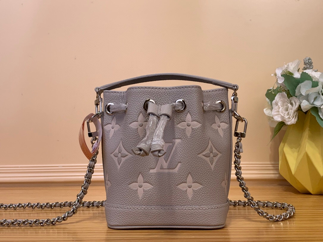 NO:620757,Top original item [NANO NO handbag] m14224 taro purple (silk screen) This Nano Noé Ys handbag is made of the iconic Monogram Emreinte leather, returning to the new season with smart two-tone colors, suitable for any day and night wear. The shiny metal parts and detachable chain complement each other, providing a variety of carrying options. The ample interior can easily store mobile phones, short wallets, lipstick and other daily items. Size 16 x  10 x 13 cm 6317075,19860909顶级原单【NANO NO 手袋】 m14224 芋泥紫（丝印） 本款 Nano Noé Ys手袋取材标志性 Monogram Emreinte 皮革,以灵动双色调回归新季,适宜搭配任意昼夜着装.莹泽金属件和可拆卸链条交相辉映,提供多样背携选择.充裕内里可轻松收纳手机、短款钱夹、唇膏等日常物品. 尺寸16 x 10 x 13 厘米 6317075,,Bag