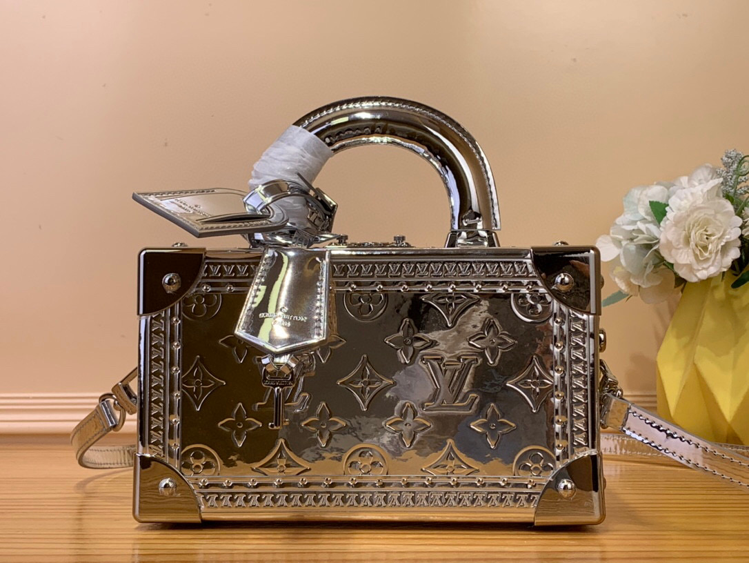 NO:551728,Top Original [Valisette Trésor Handbag Hard Case] m12797 Space Silver The Valisette Trésor St Hard Case is inspired by the tree trunks of the house and is part of the Ski Collection and looks great in silver Monogram canvas. The silver Monogram is paired with palladium-toned hardware and silver cowhide leather for the trim and top handles. This wearable luggage bag adds a touch of glamor in the snow and moves seamlessly from day to night. Size 24 x  15 x 12 cm 109121150,,cowhide19860909顶级原单【Valisette Trésor 手袋硬箱】m12797 太空银 Valisette Trésor St硬壳的灵感来自房子的树干,作为滑雪系列的一部分,在银色的Monogram帆布中看起来很棒.银色的Monogram与钯色调的五金和银色的牛皮皮革搭配,用于装饰和顶部手柄.这款可穿戴的行李箱包在雪地里增添了一丝魅力,从白天到晚上都能无缝移动. 尺寸24 x 15 x 12厘米 109121150,,cowhide,Bag